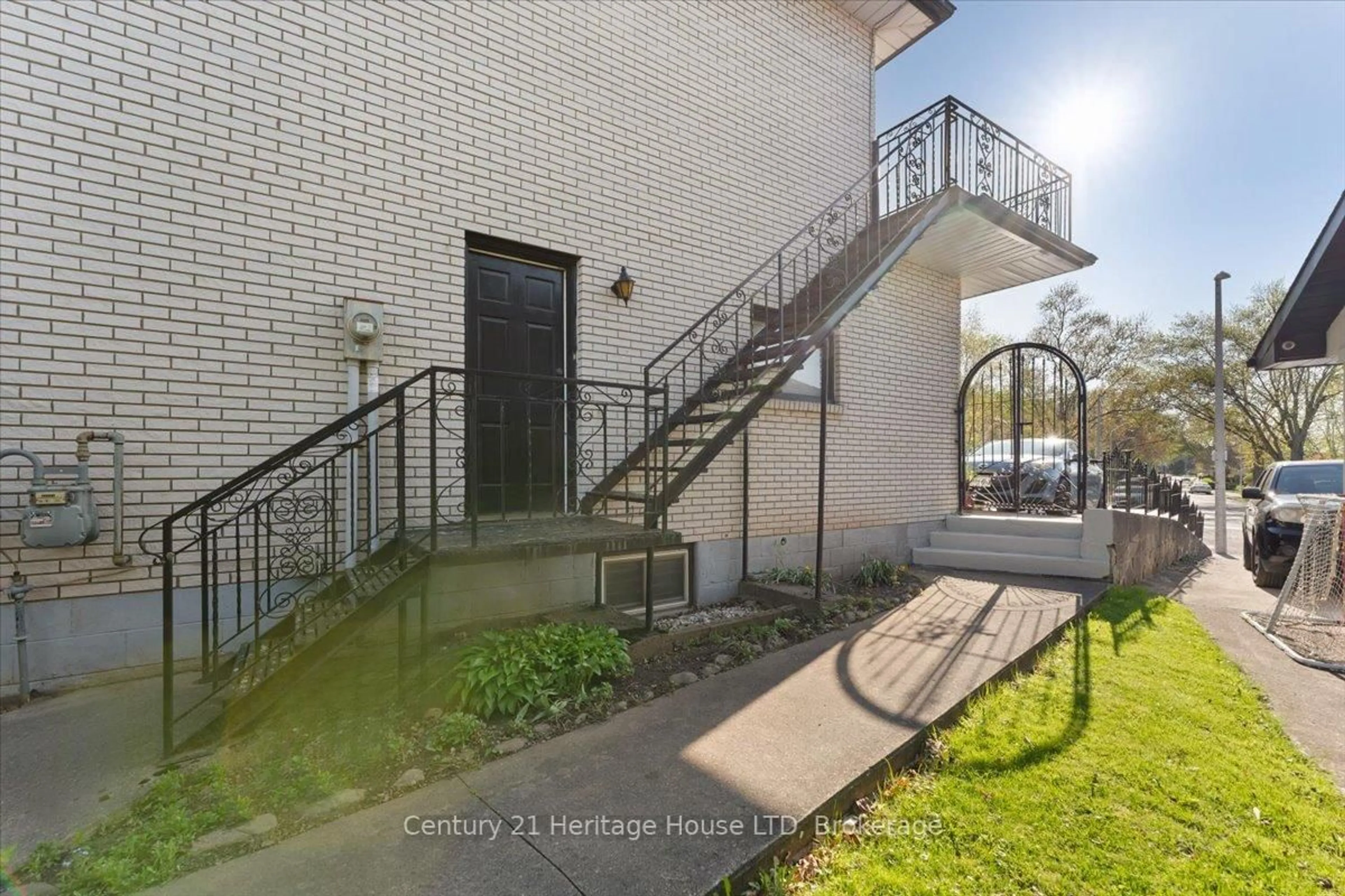 Unknown for 38 Palm Crt, Hamilton Ontario L8G 2T7