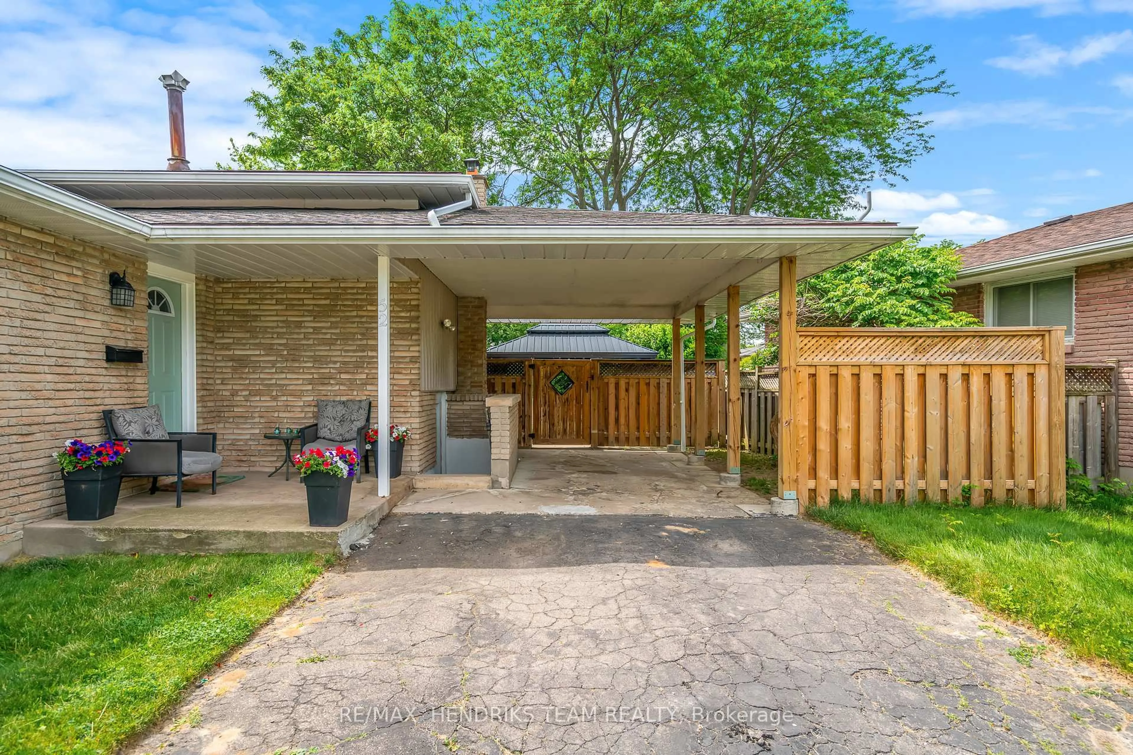 Patio, street for 52 Bendingroad Cres, St. Catharines Ontario L2N 5R5