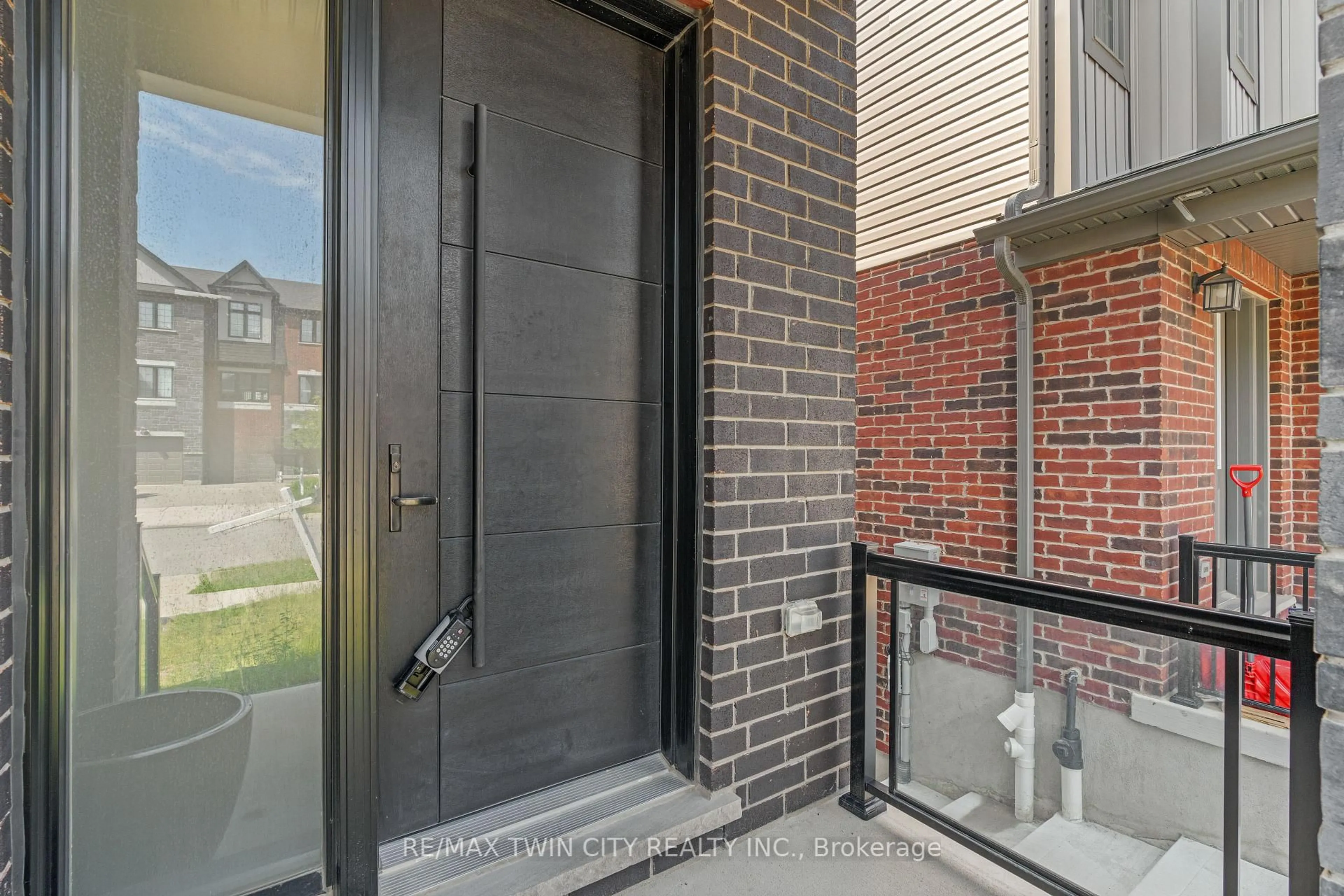 Indoor entryway for 34 SPORTSMAN HILL St, Kitchener Ontario N2P 0J3