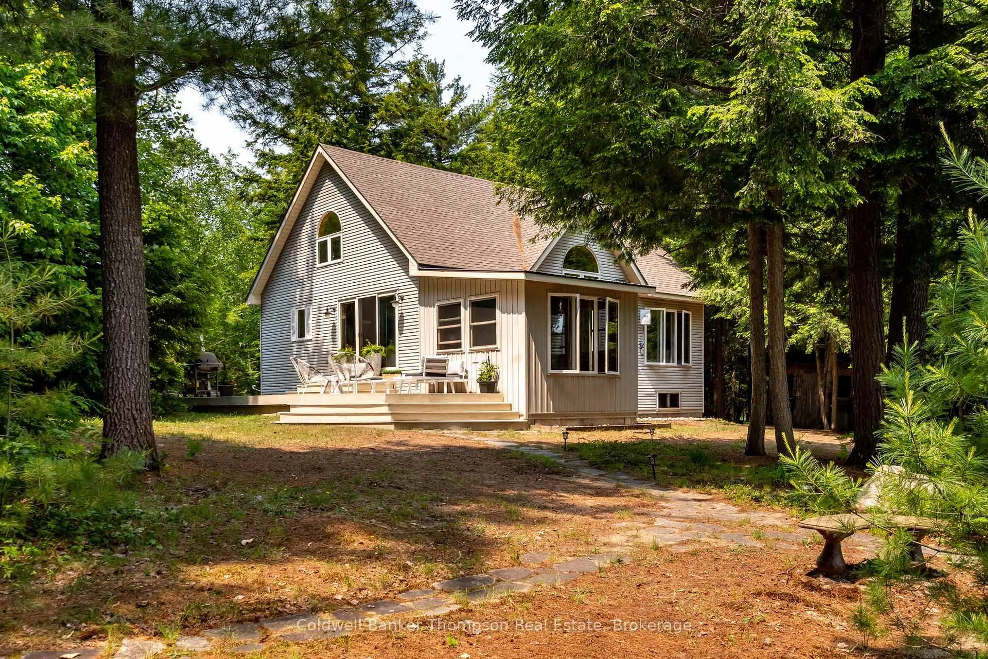 Home with vinyl exterior material, street for 115 COTTAGE Lane, Huntsville Ontario P1H 2J4