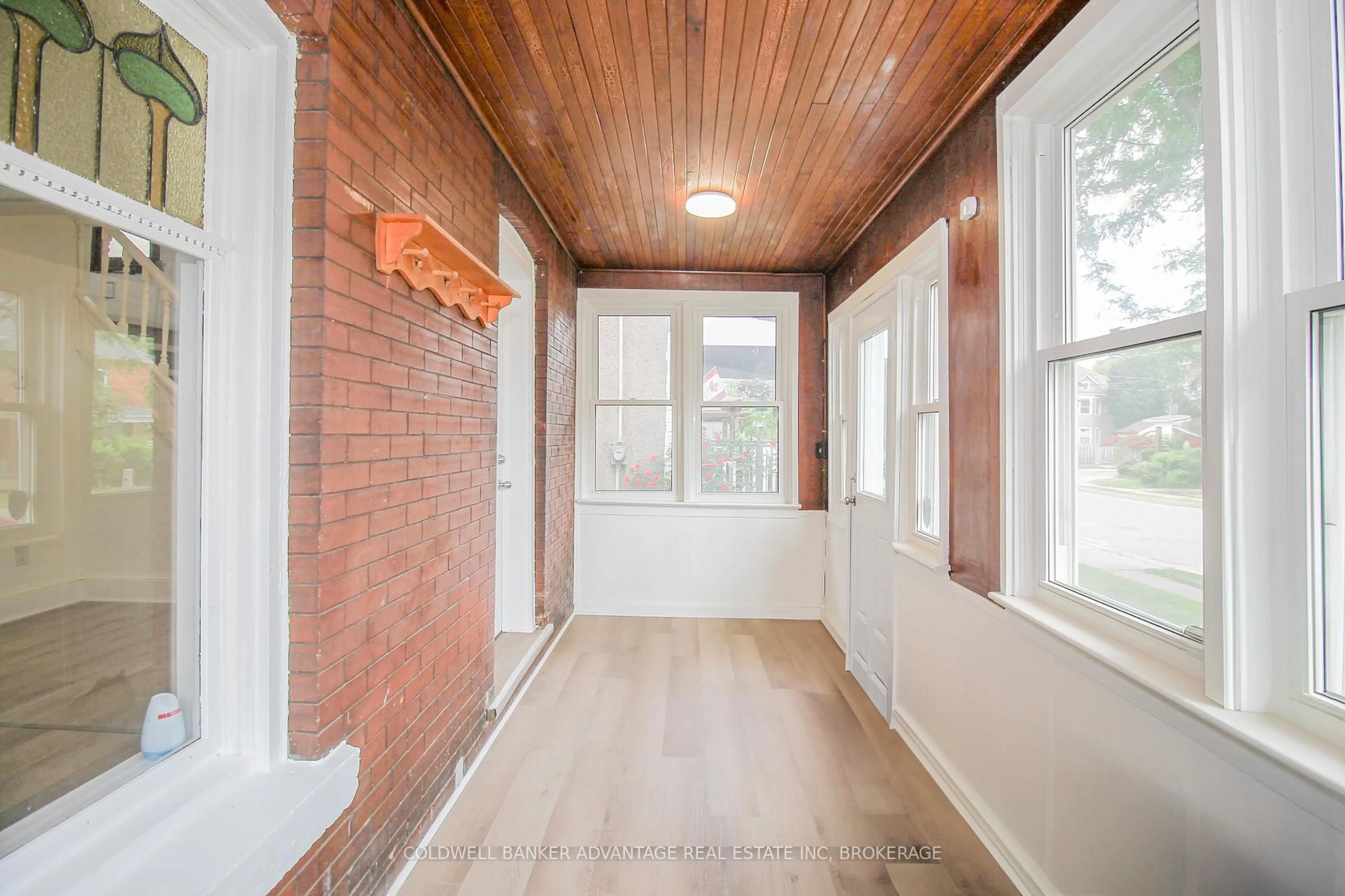 Indoor entryway for 72 Regent St, Welland Ontario L3B 4H6