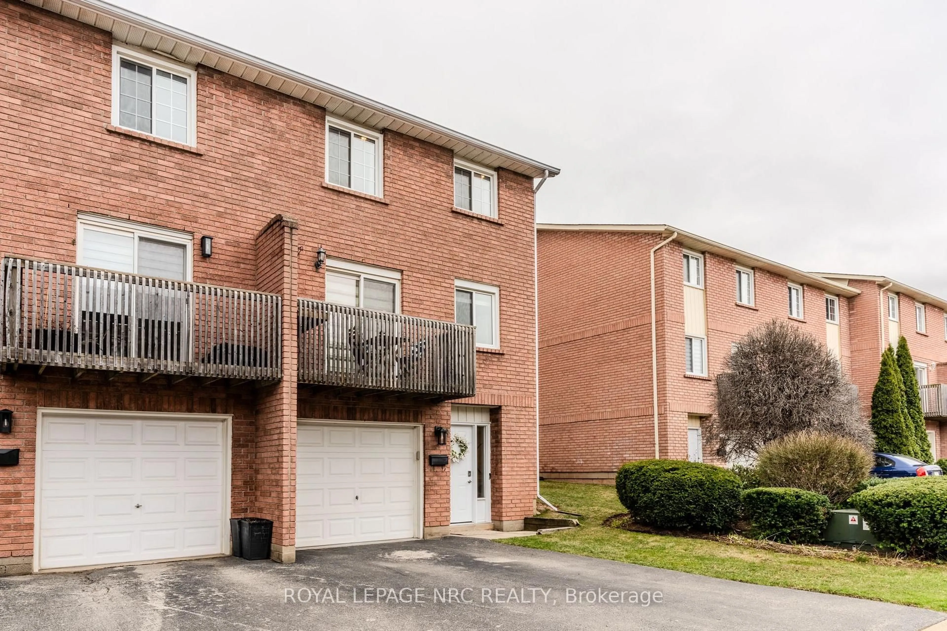 Home with brick exterior material, street for 29 Heritage Dr #18, Hamilton Ontario L8G 4T4