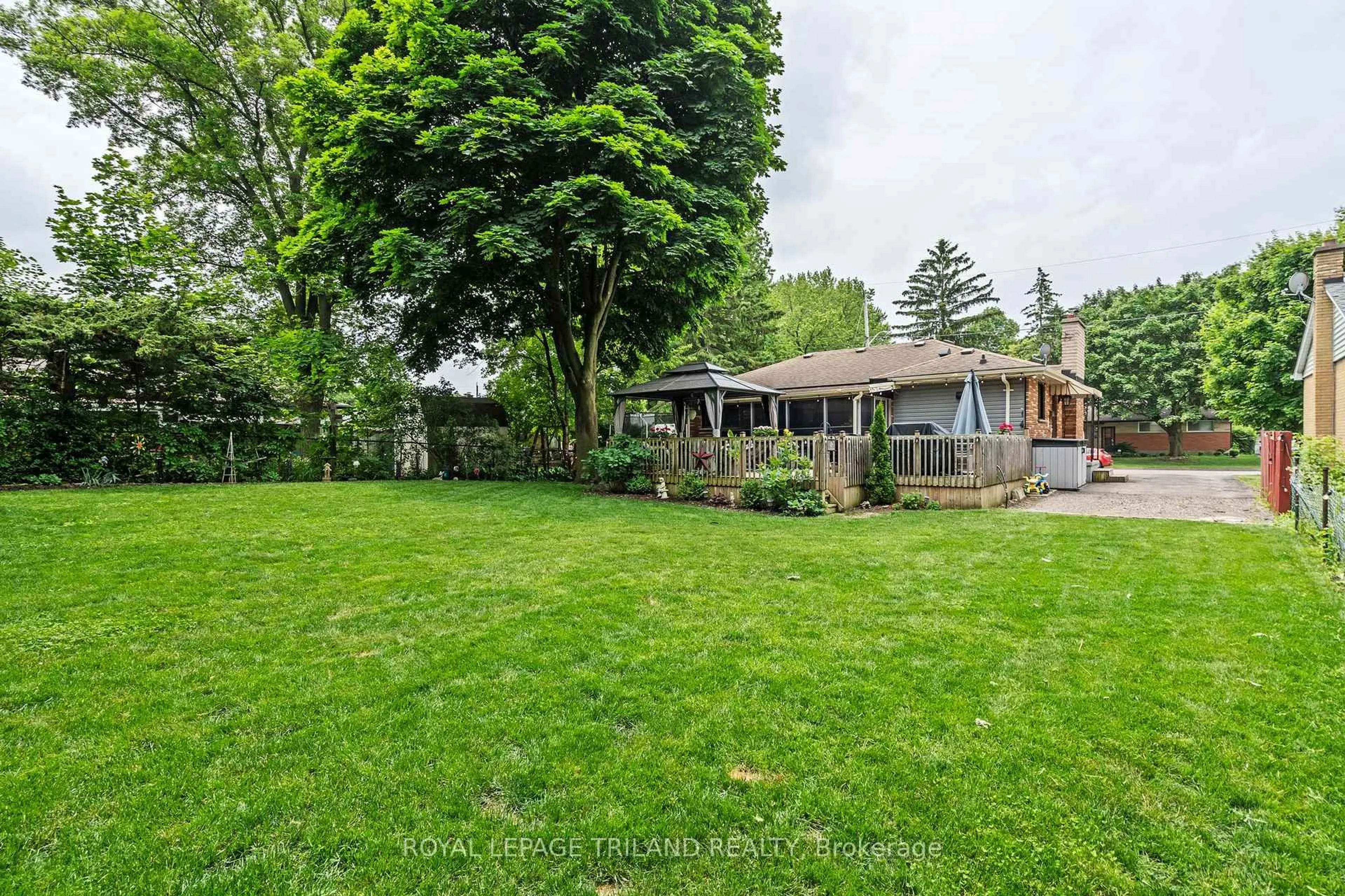 A pic from outside/outdoor area/front of a property/back of a property/a pic from drone, unknown for 88 Wethered St, London East Ontario N5Y 1H3