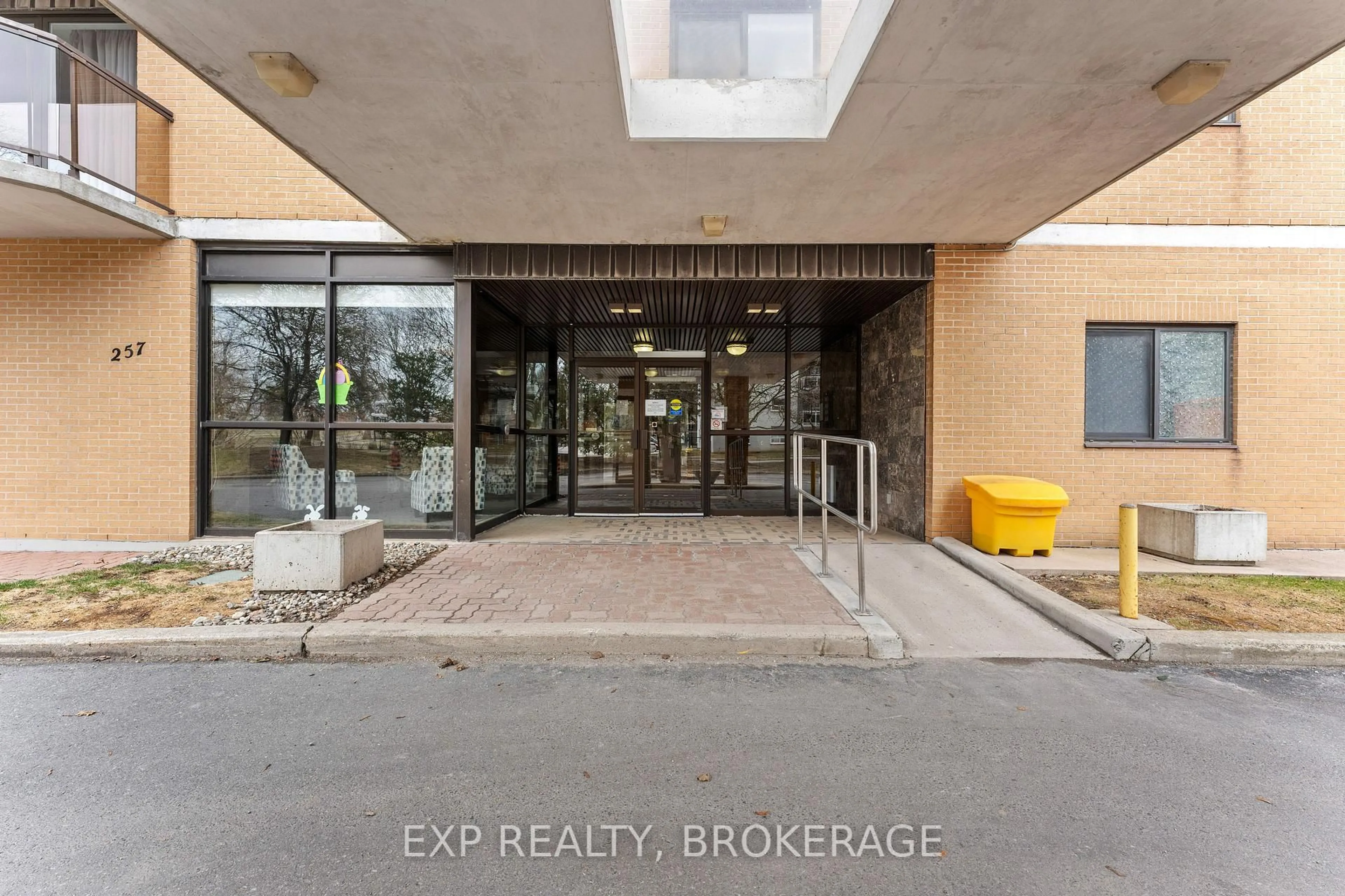Indoor foyer for 257 Bath Rd #401, Kingston Ontario K7M 7T3