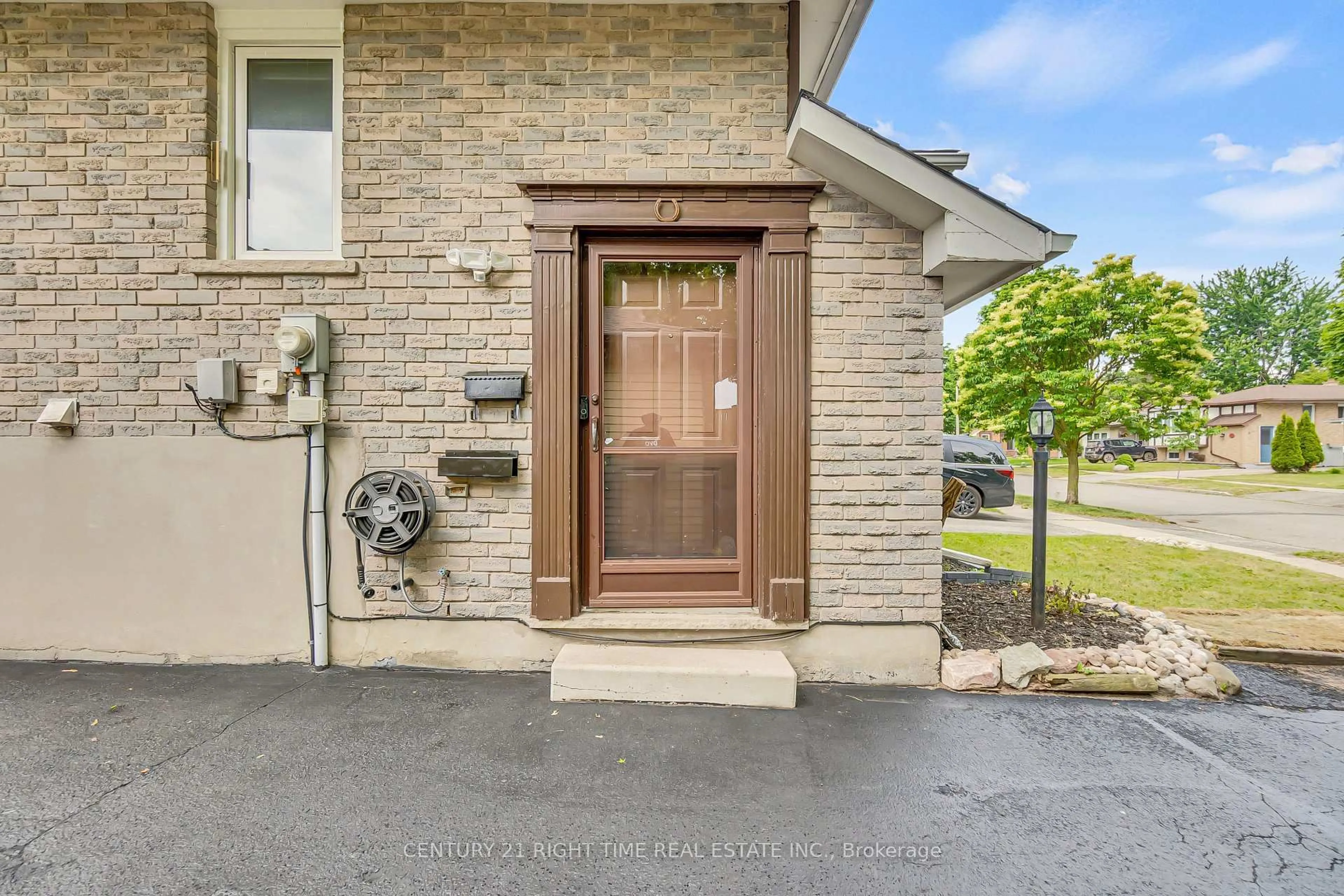 Indoor entryway for 445 Drummerhill Cres, Waterloo Ontario N2T 1G3