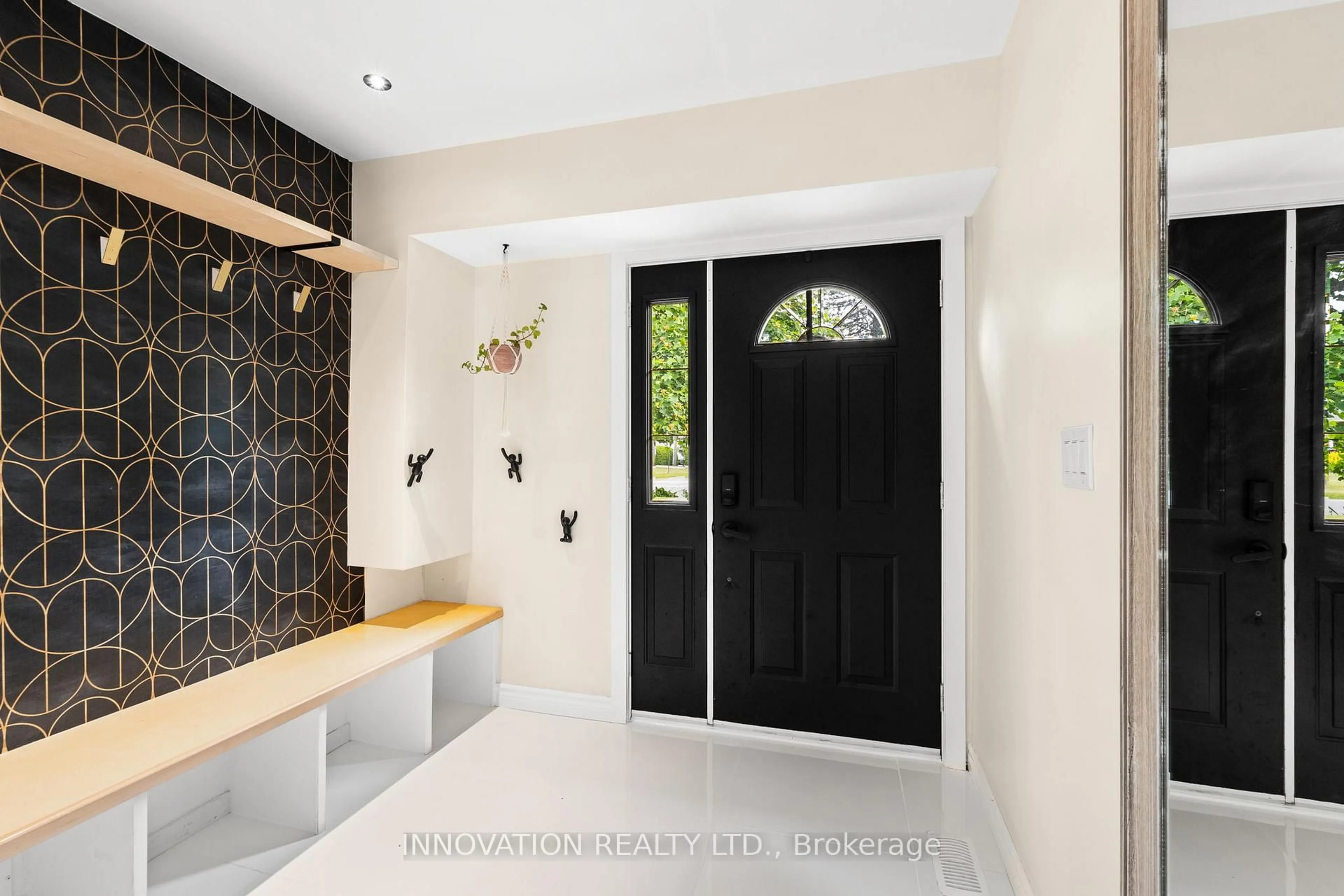 Indoor entryway for 194 Hogan Ave, Smiths Falls Ontario K7A 4P8