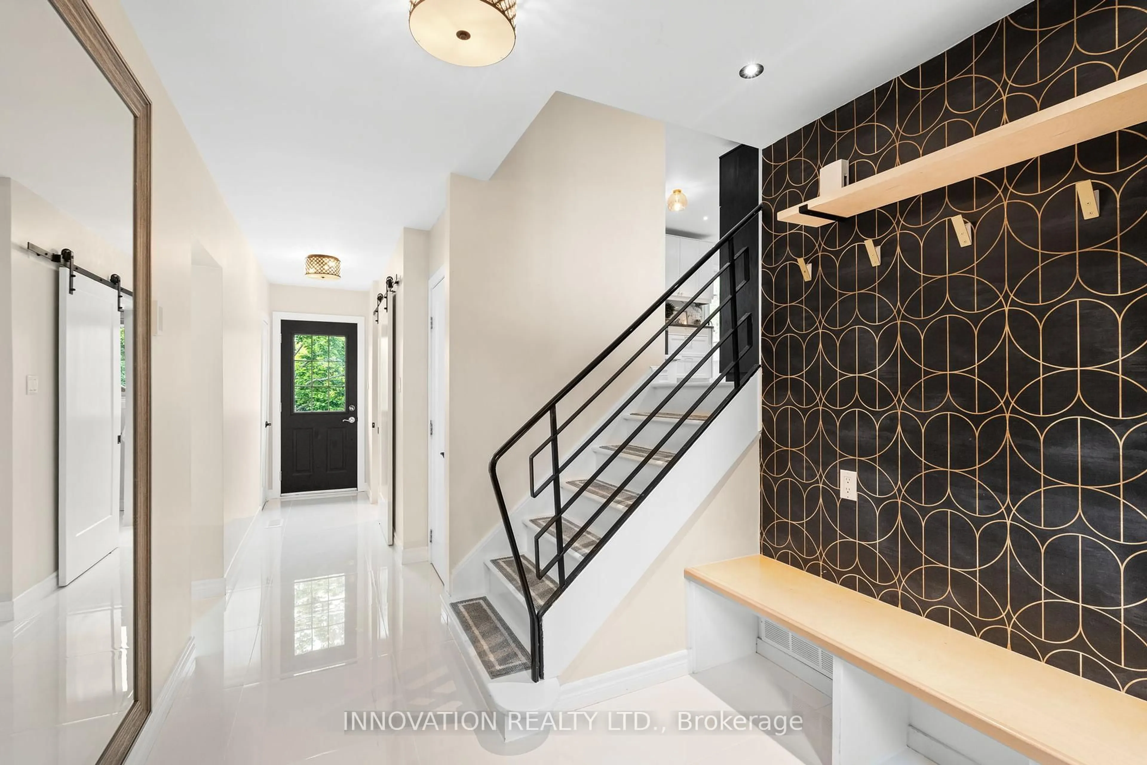 Indoor entryway for 194 Hogan Ave, Smiths Falls Ontario K7A 4P8