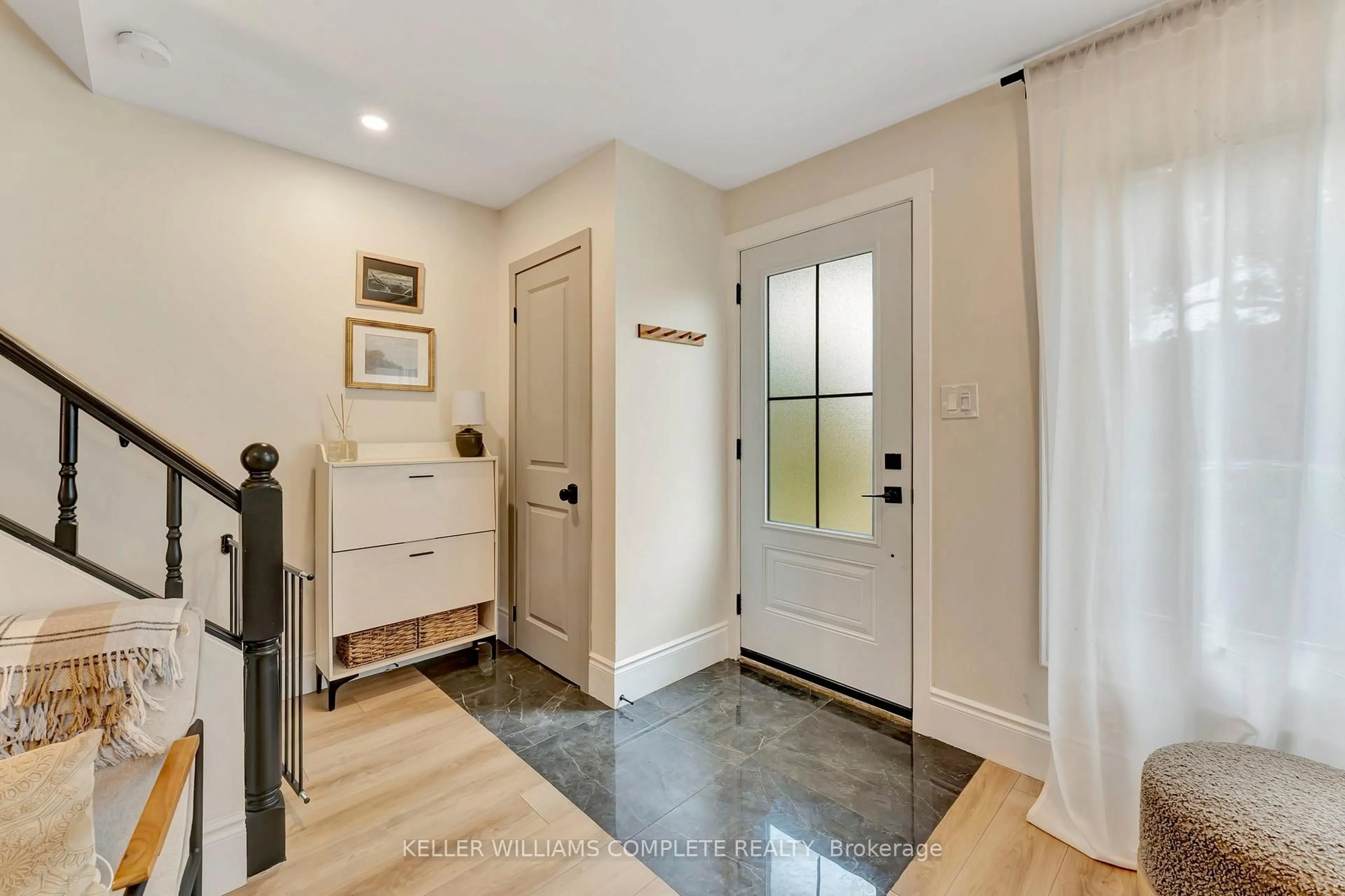 Indoor entryway for 42 LUSCOMBE St, Hamilton Ontario L9A 2J8
