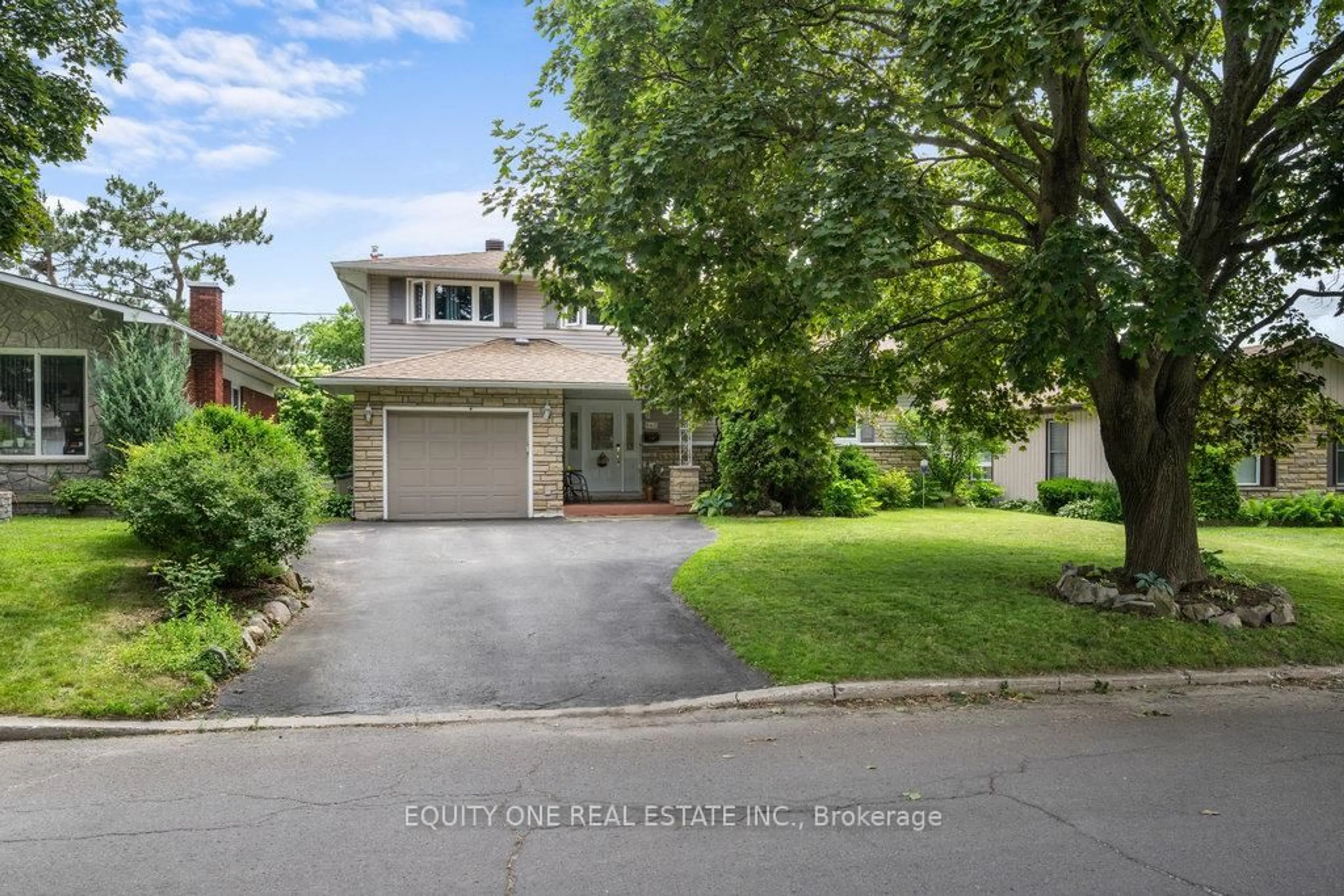 A pic from outside/outdoor area/front of a property/back of a property/a pic from drone, street for 542 Sirois Ave, Ottawa Ontario K1K 1H4