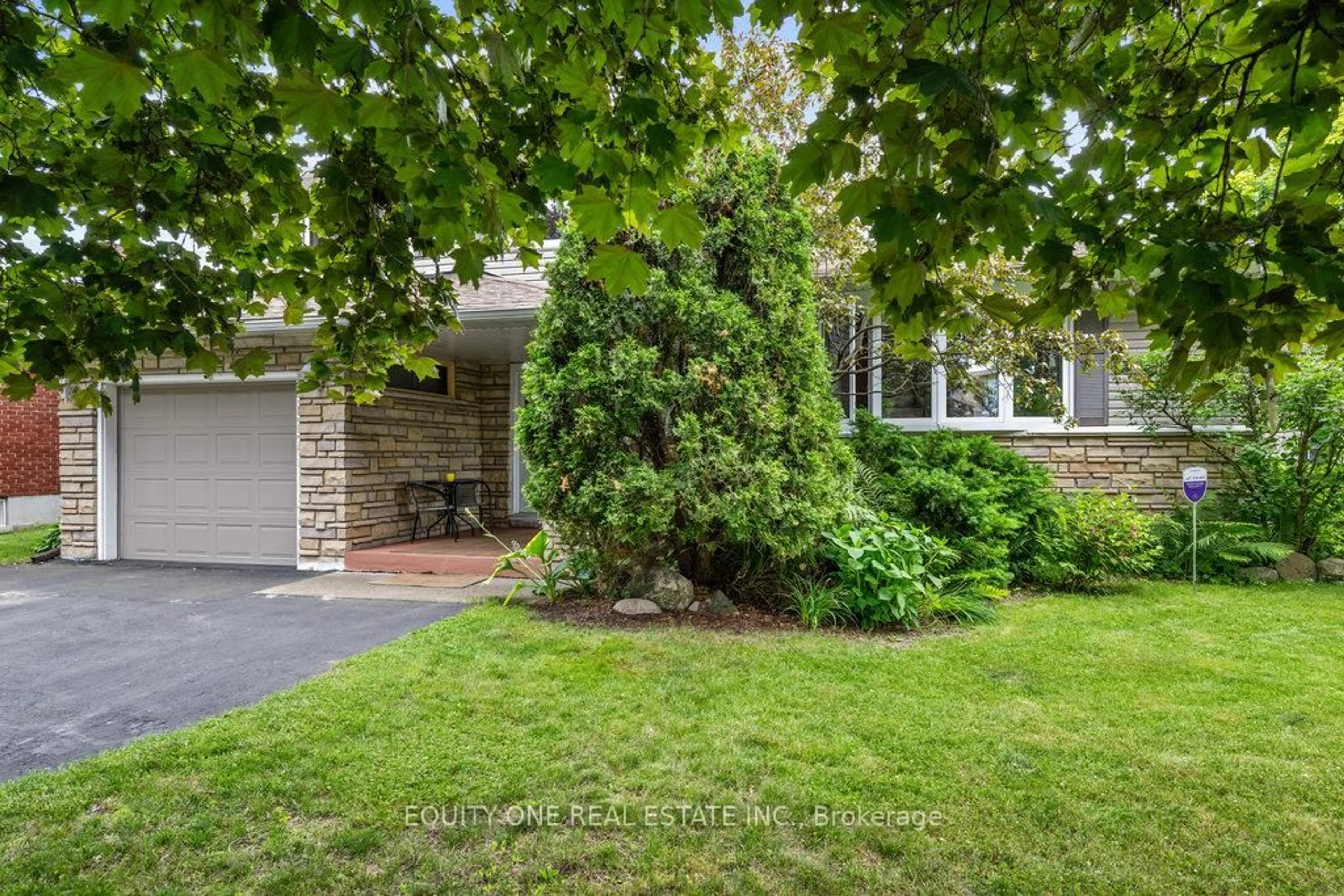 Home with brick exterior material, street for 542 Sirois Ave, Ottawa Ontario K1K 1H4