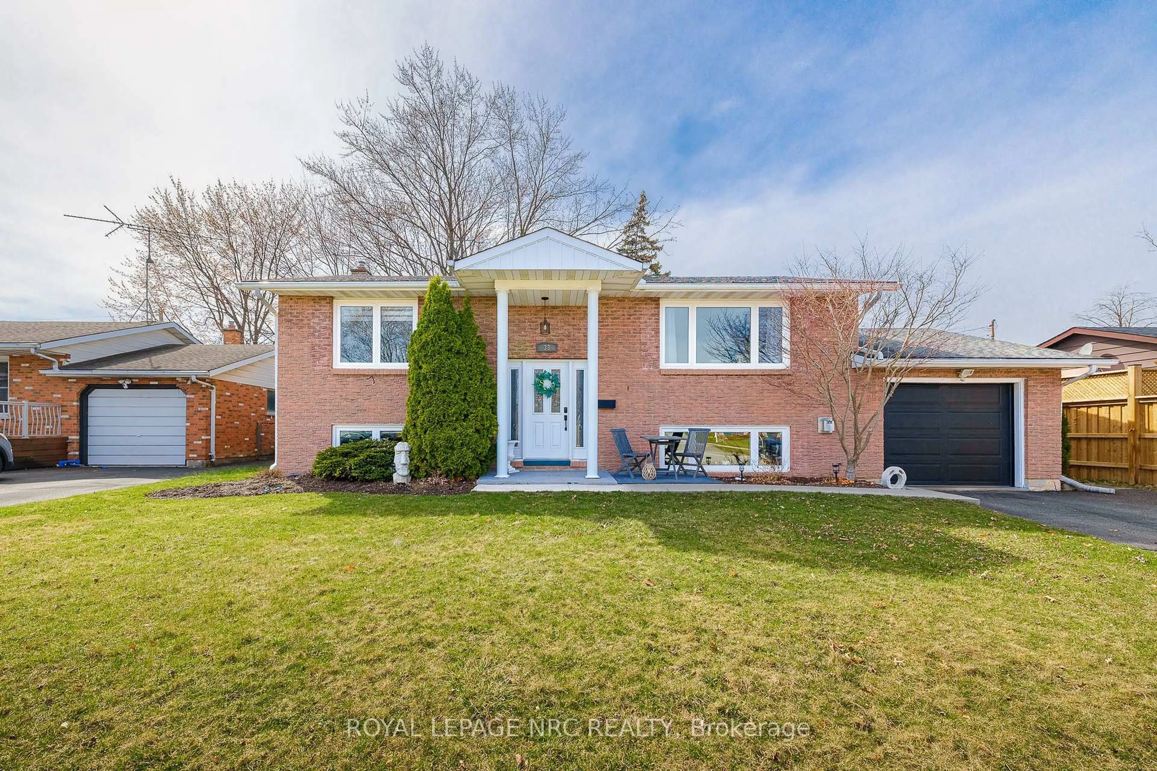Home with brick exterior material, street for 33 Idylwood Rd, Welland Ontario L3C 1X2