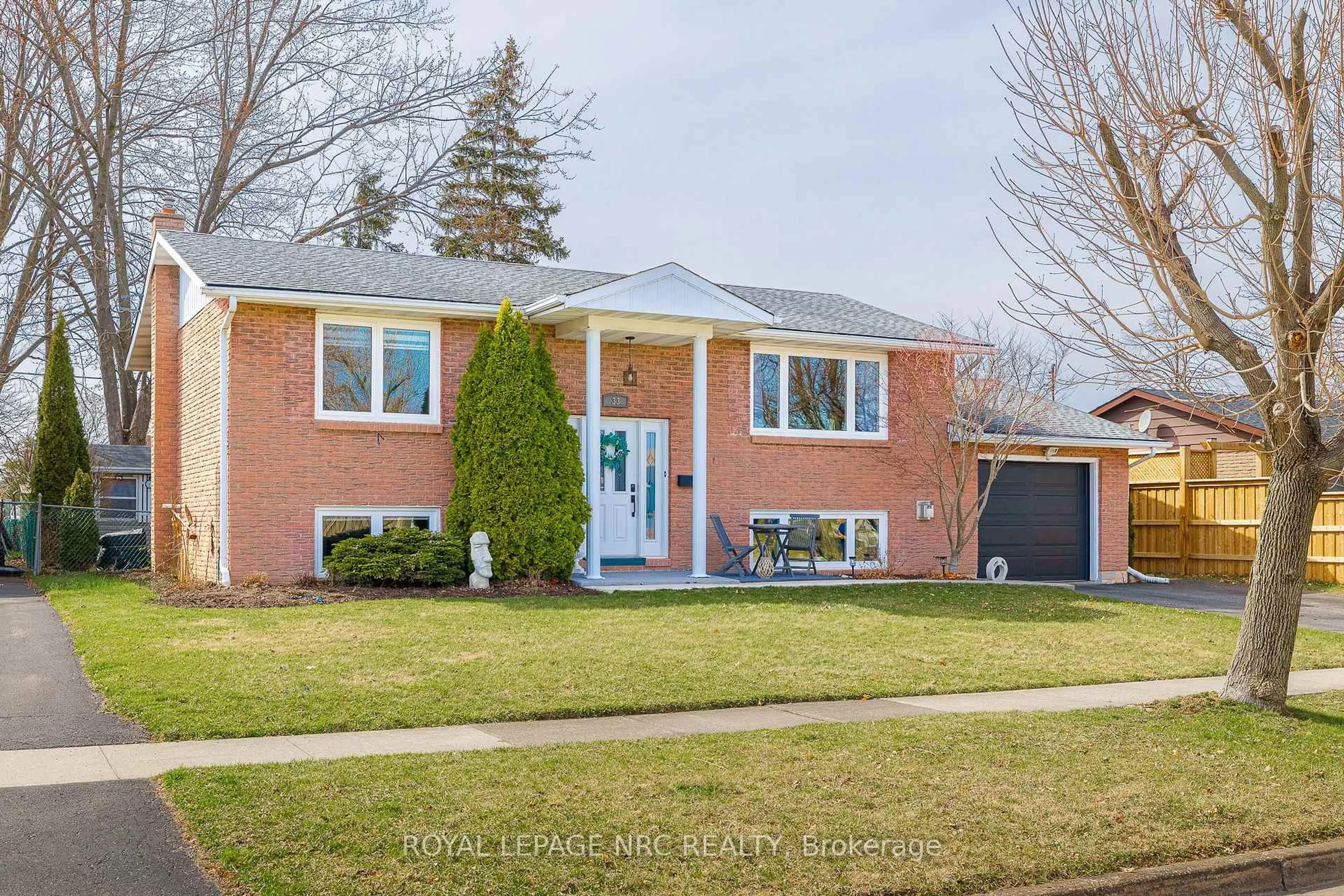 Home with brick exterior material, street for 33 Idylwood Rd, Welland Ontario L3C 1X2