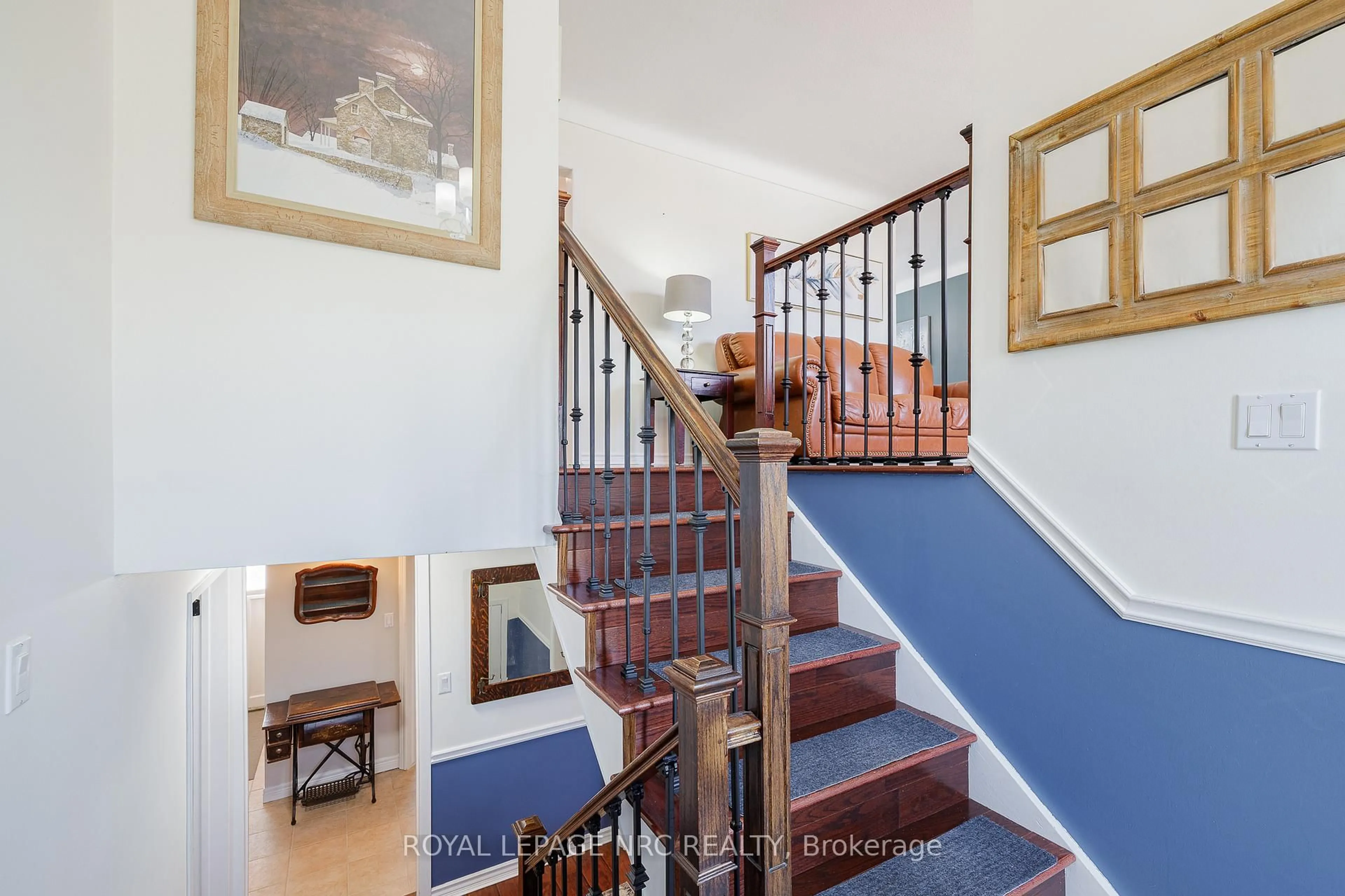 Indoor foyer for 33 Idylwood Rd, Welland Ontario L3C 1X2