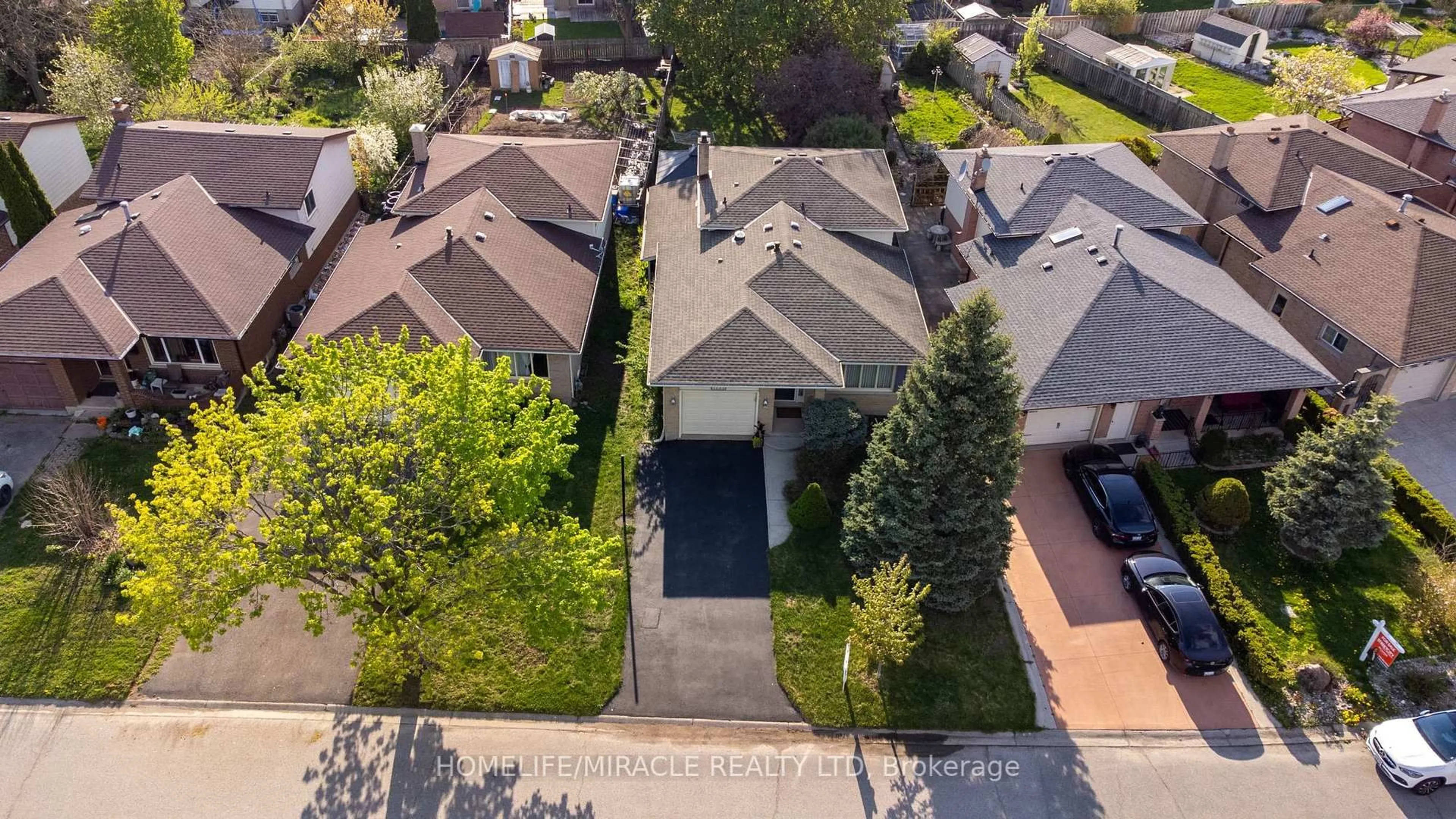 A pic from outside/outdoor area/front of a property/back of a property/a pic from drone, street for 1253 Delphi Rd, London East Ontario N5Y 5B3