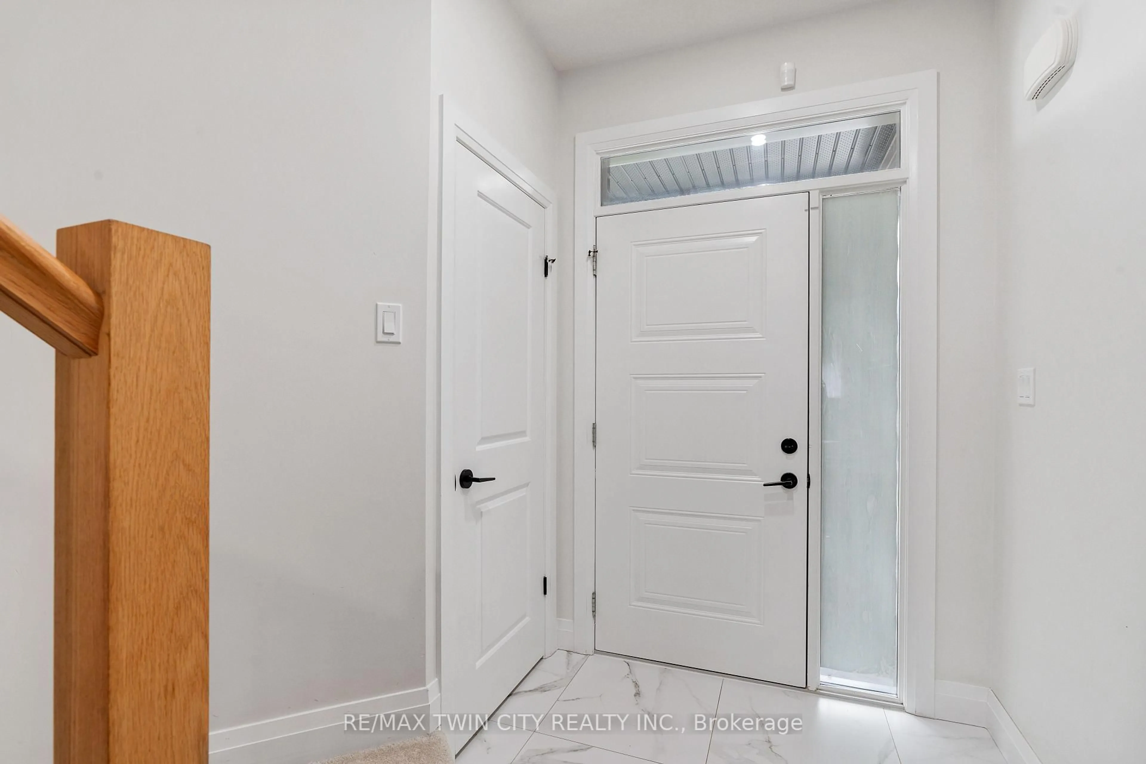 Indoor entryway for 47 PONDCLIFFE Dr, Kitchener Ontario N2R 0M3