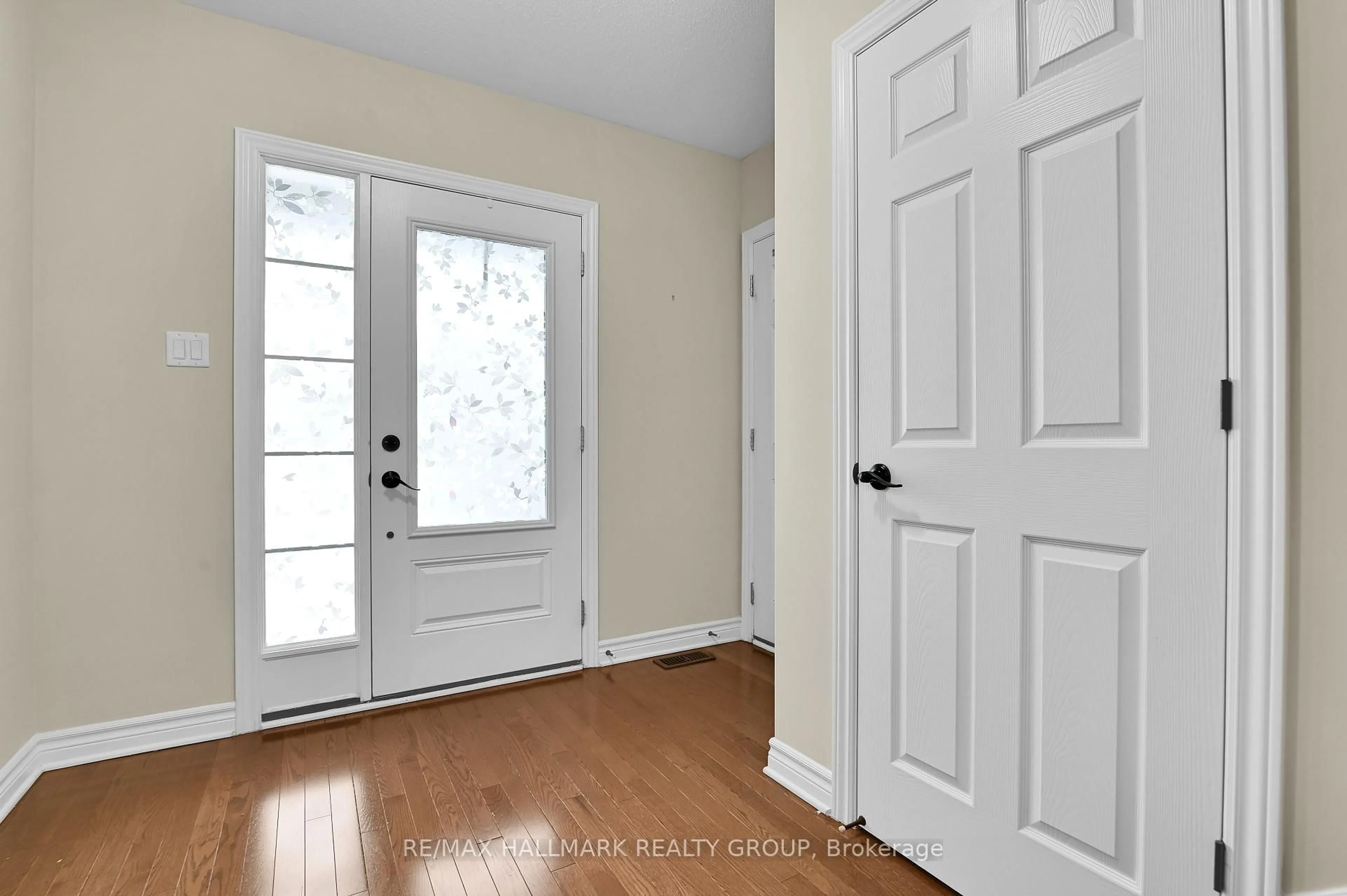 Indoor entryway for 6341 Renaud Rd, Ottawa Ontario K1W 0J4