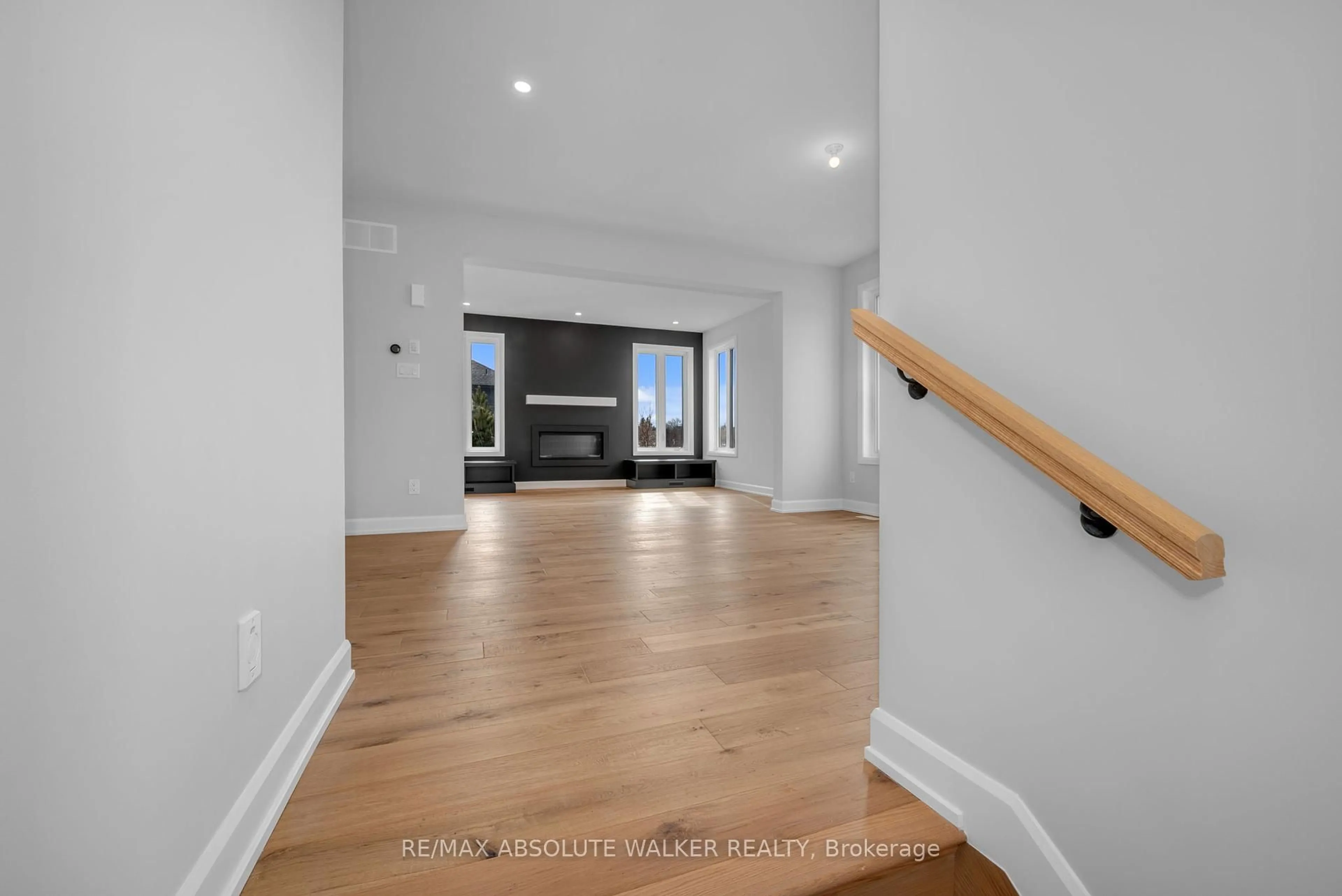 Indoor entryway for 231 L'Etang St, Clarence-Rockland Ontario K4K 0K1