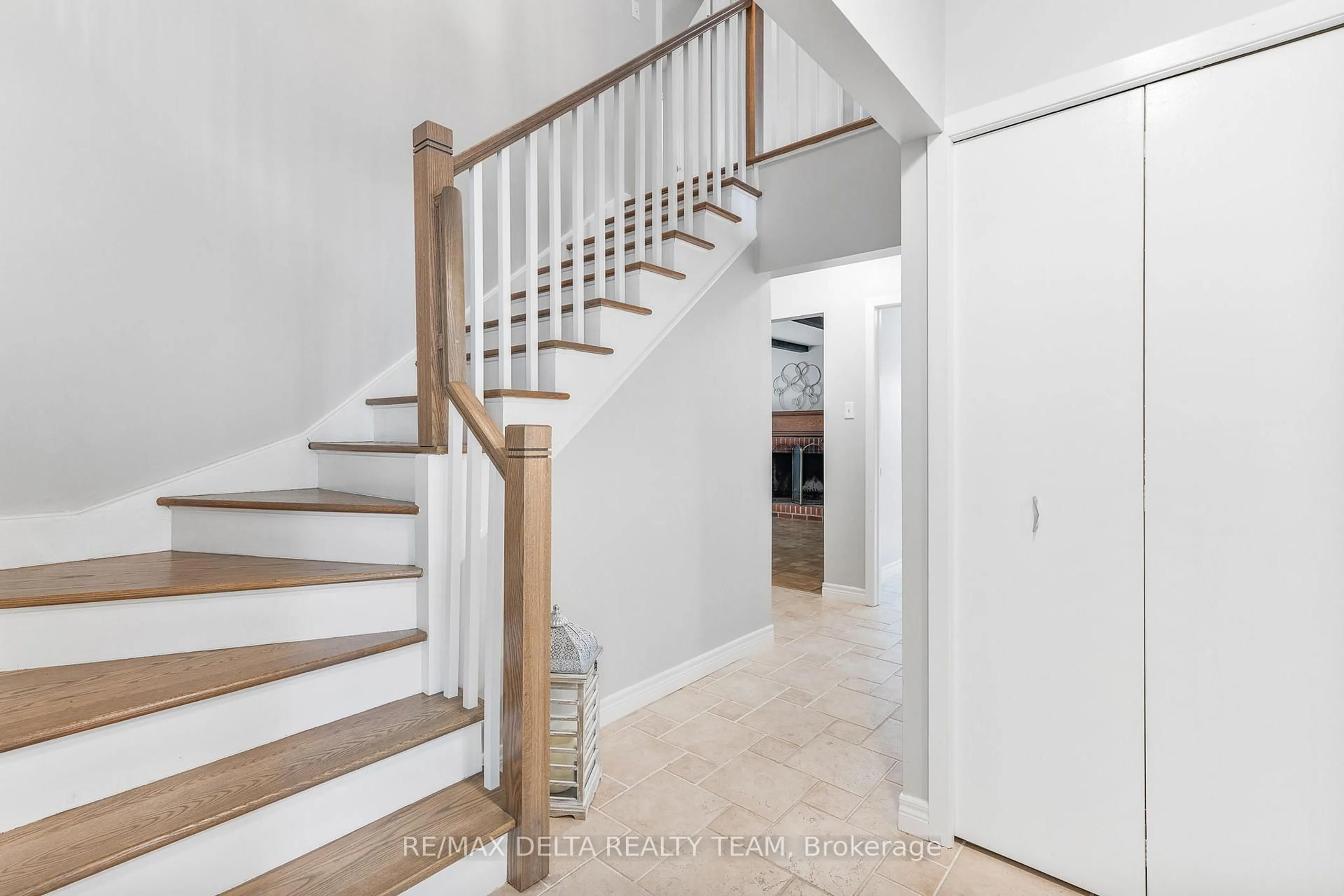 Stairs for 27 Burndale Rd, Ottawa Ontario K1B 3Y4