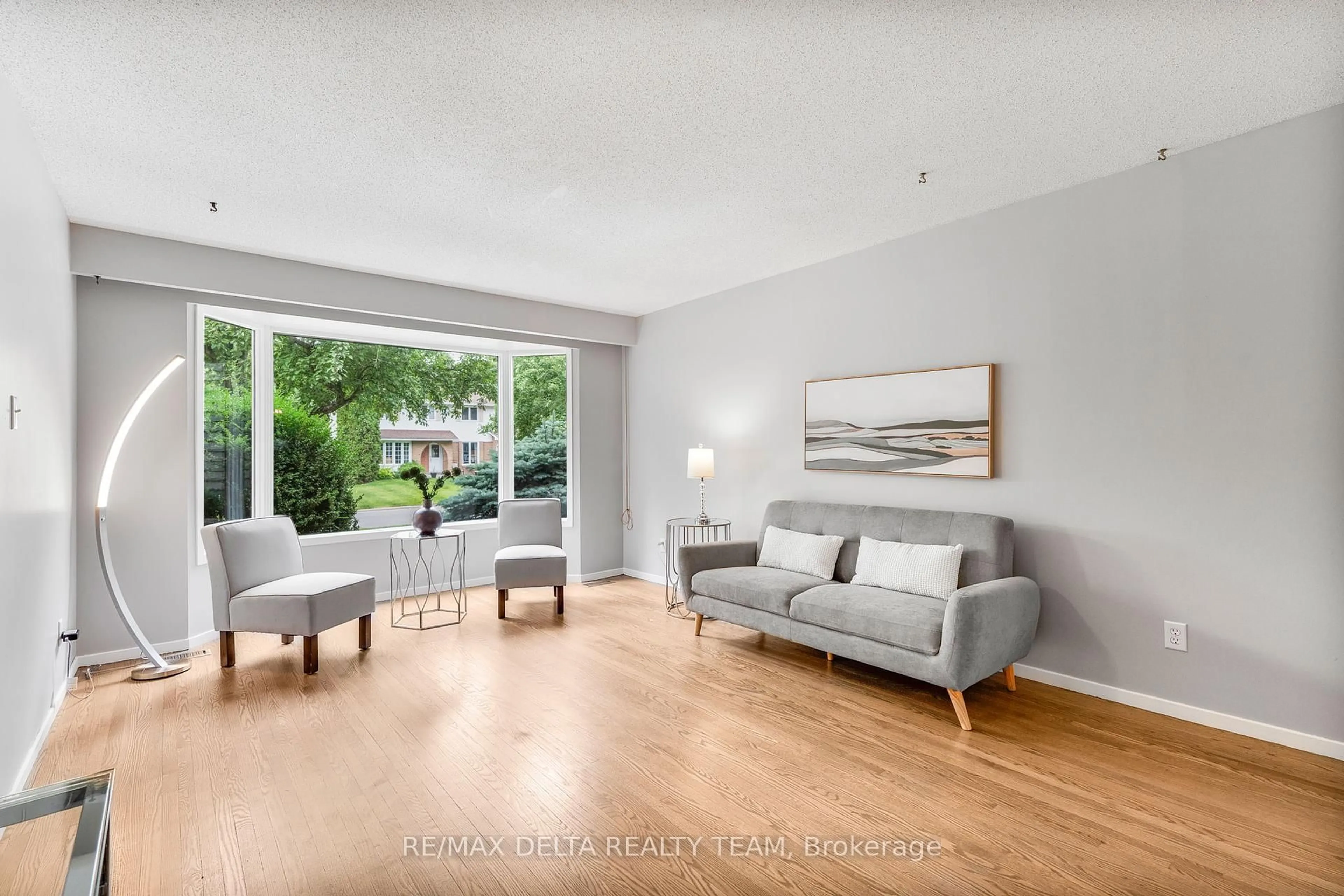 Living room with furniture, unknown for 27 Burndale Rd, Ottawa Ontario K1B 3Y4