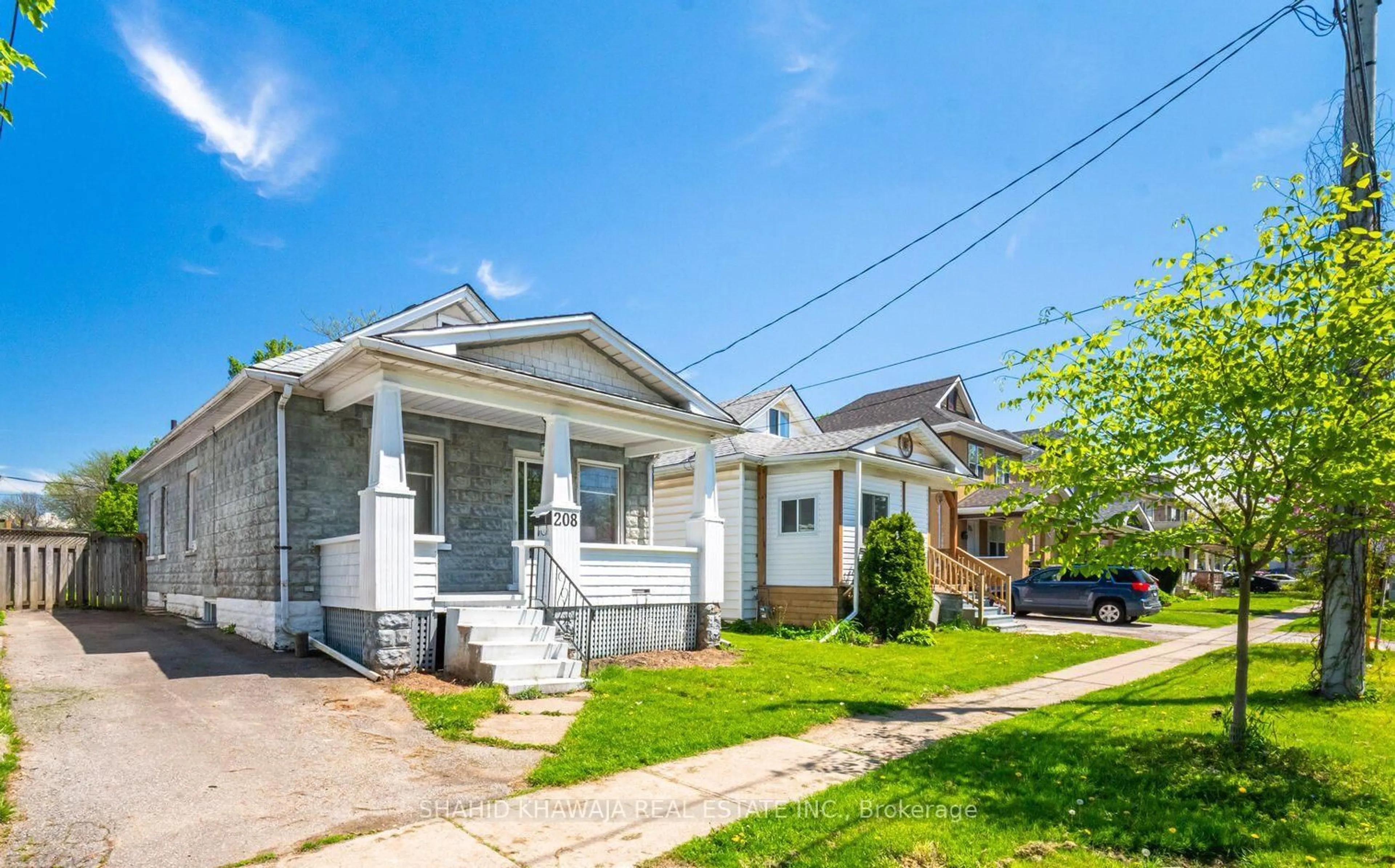 Home with vinyl exterior material, street for 208 Lake St, St. Catharines Ontario L2R 5Z1