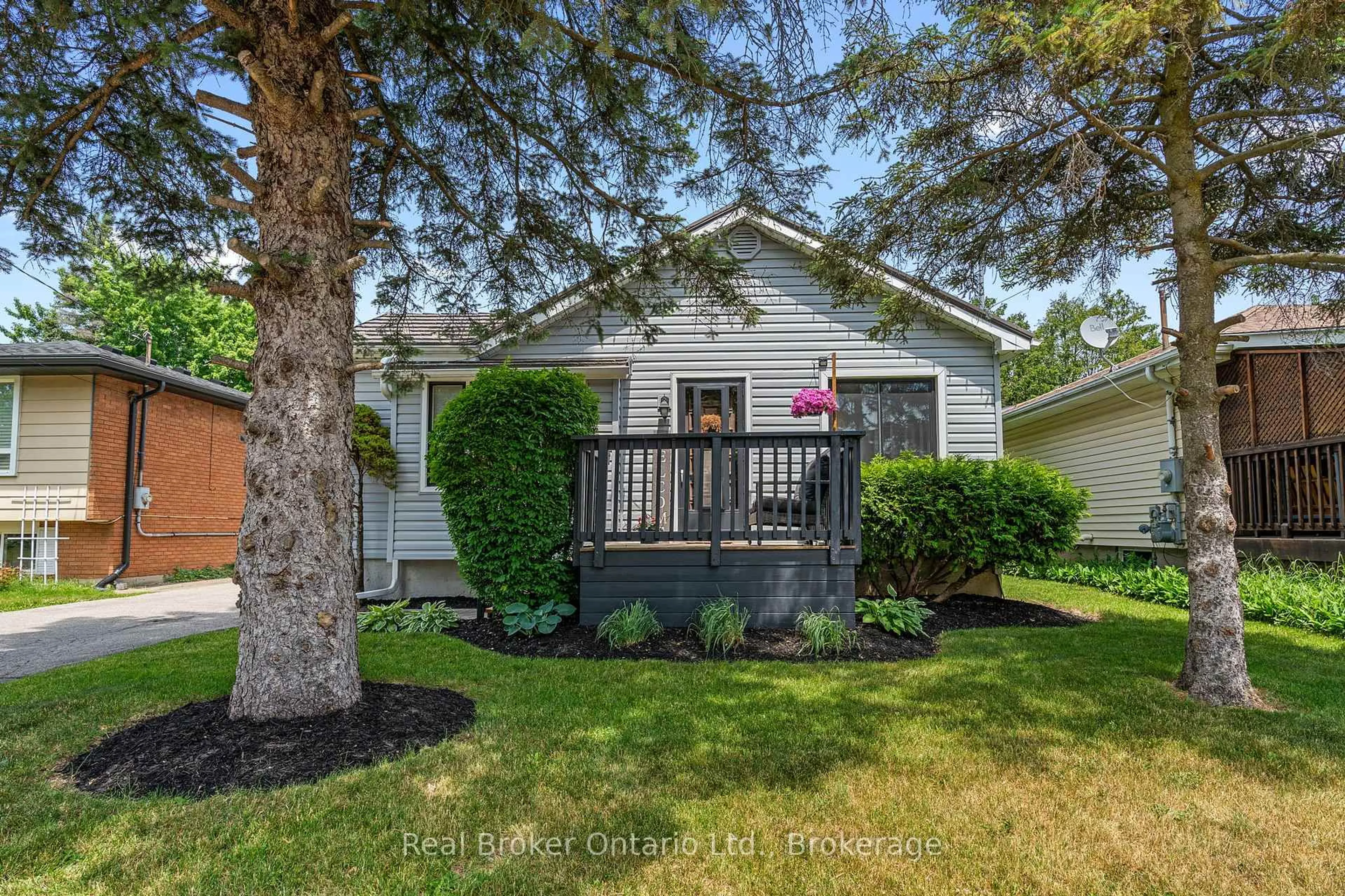 Home with vinyl exterior material, street for 28 Lyndhurst St, Brantford Ontario N3S 4M5