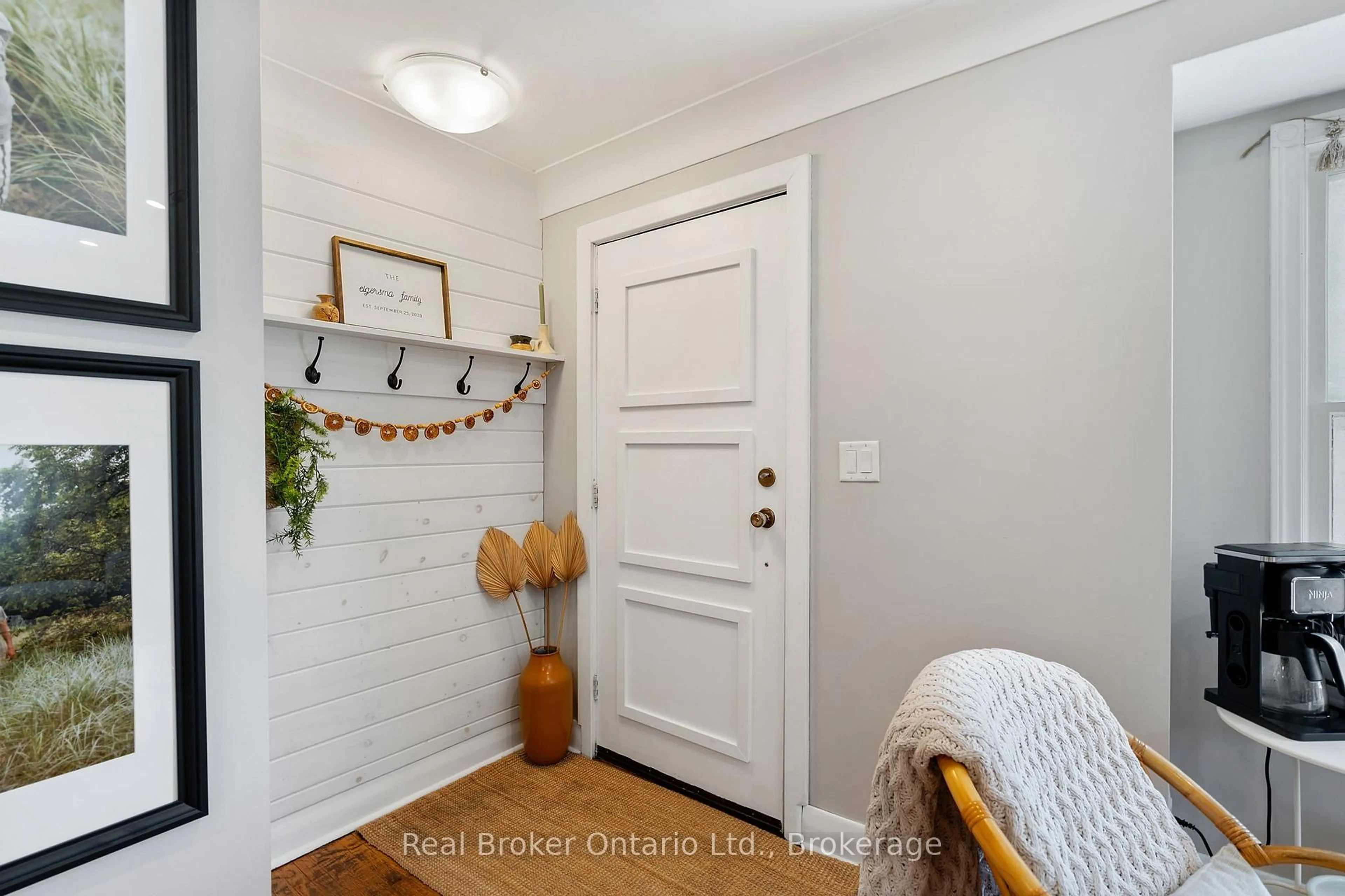 Indoor entryway for 28 Lyndhurst St, Brantford Ontario N3S 4M5