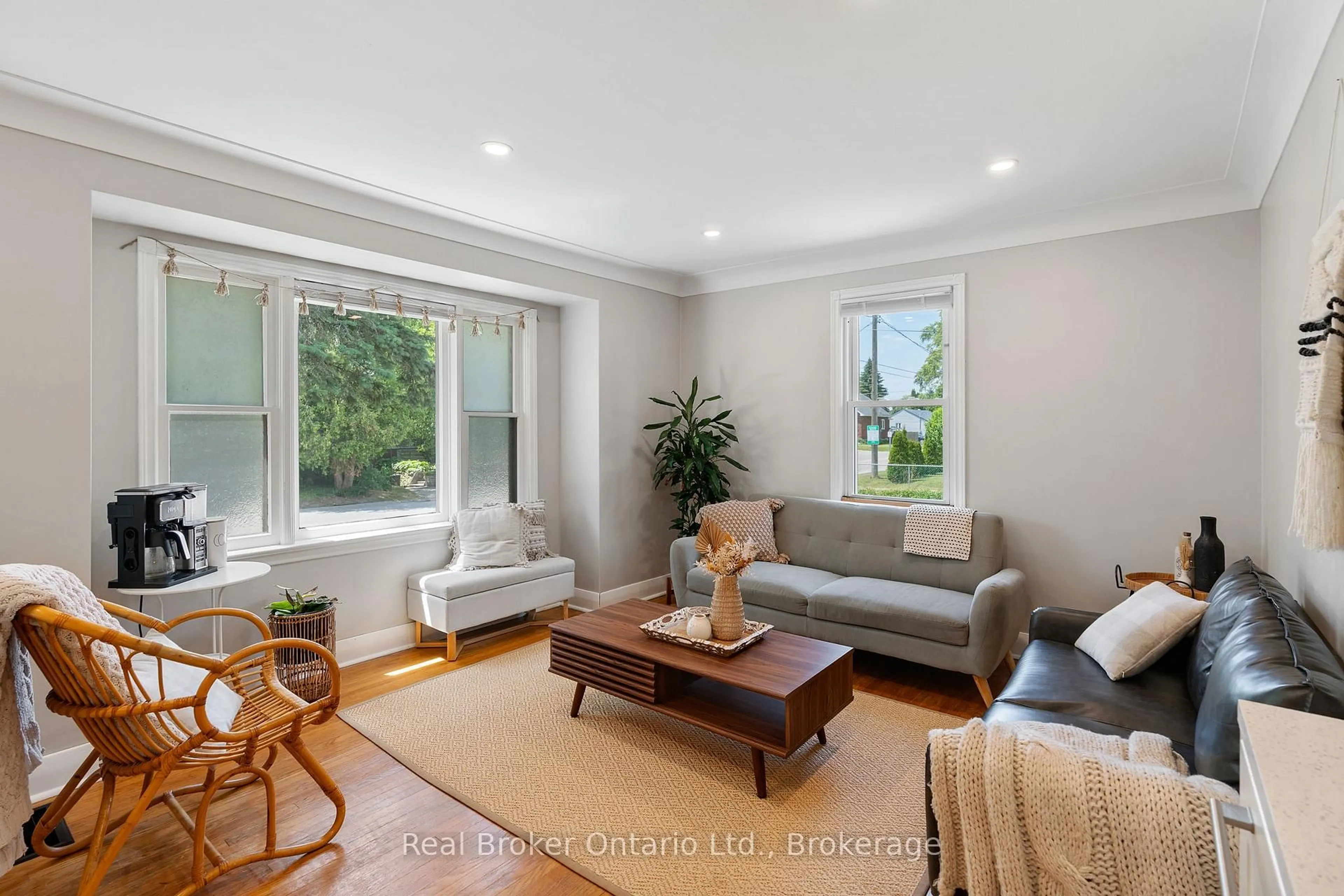 Living room with furniture, unknown for 28 Lyndhurst St, Brantford Ontario N3S 4M5