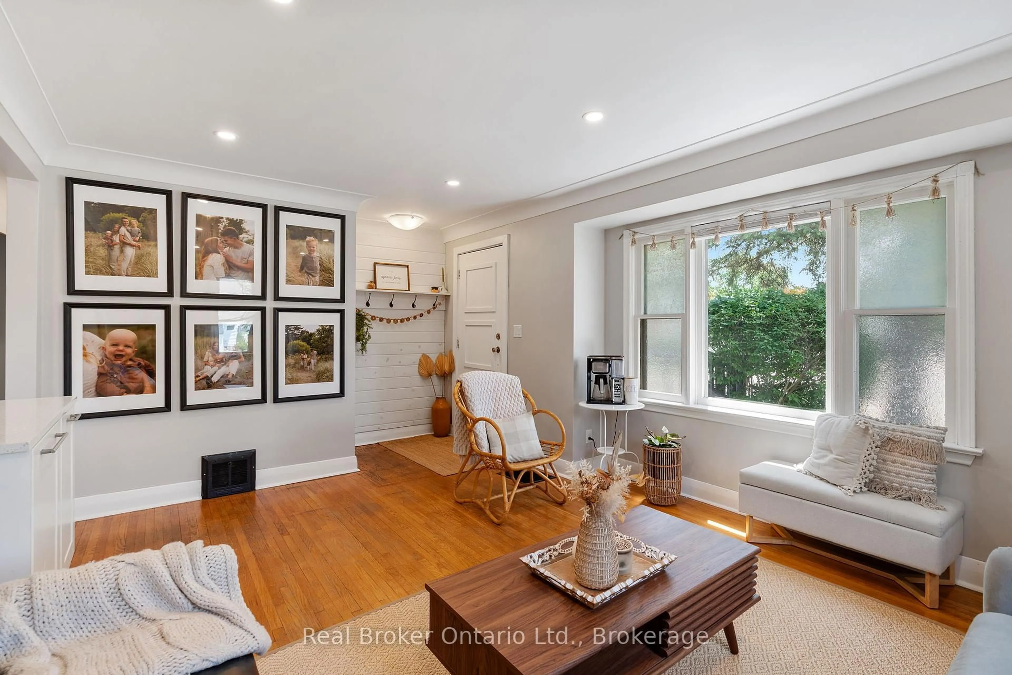 Living room with furniture, wood/laminate floor for 28 Lyndhurst St, Brantford Ontario N3S 4M5