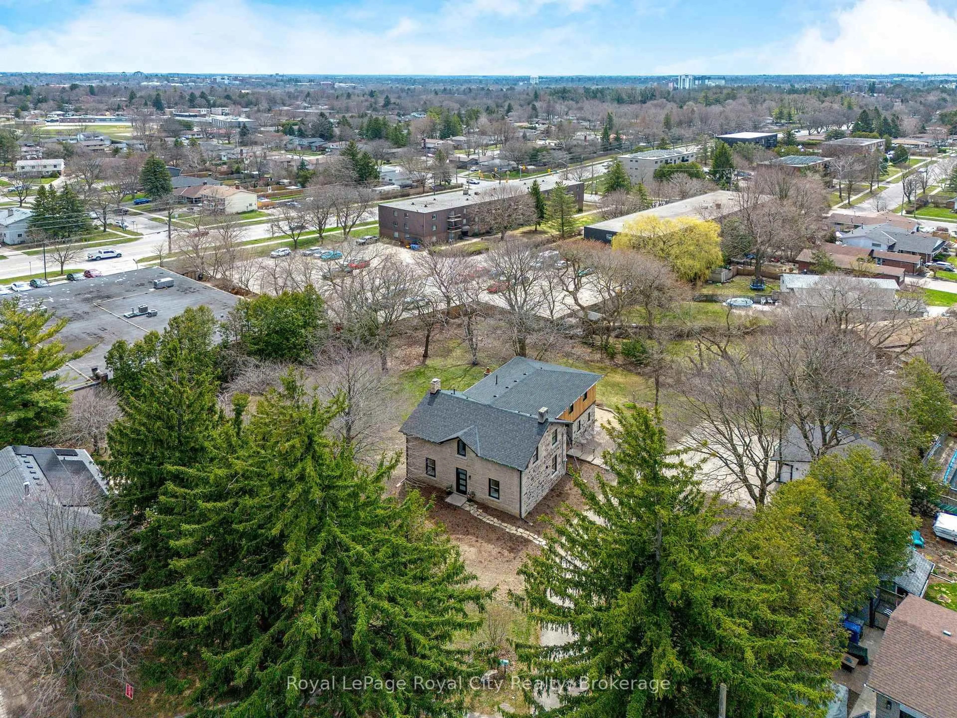 A pic from outside/outdoor area/front of a property/back of a property/a pic from drone, mountain view for 33 Islington Ave, Guelph Ontario N1E 1B2