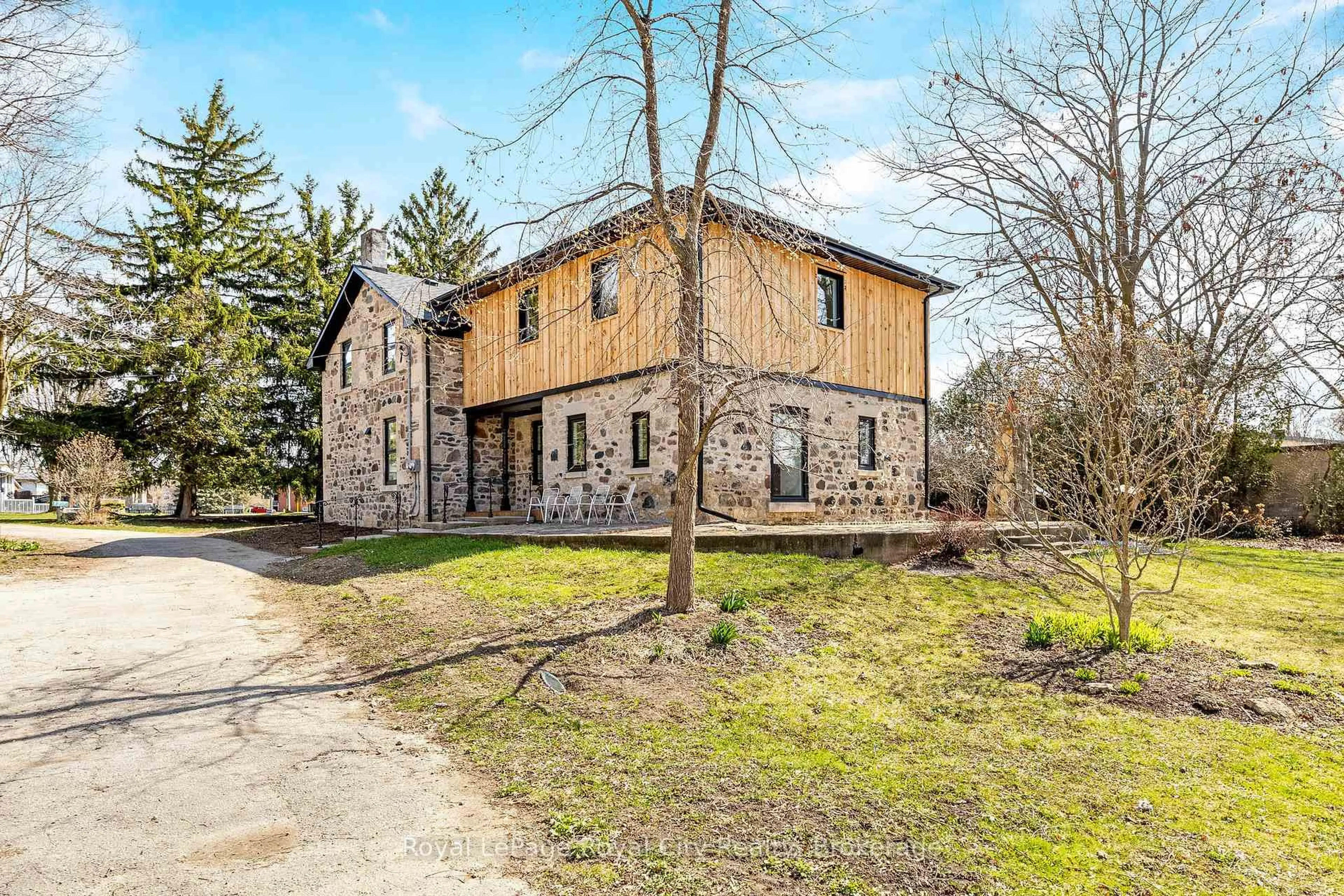 A pic from outside/outdoor area/front of a property/back of a property/a pic from drone, building for 33 Islington Ave, Guelph Ontario N1E 1B2