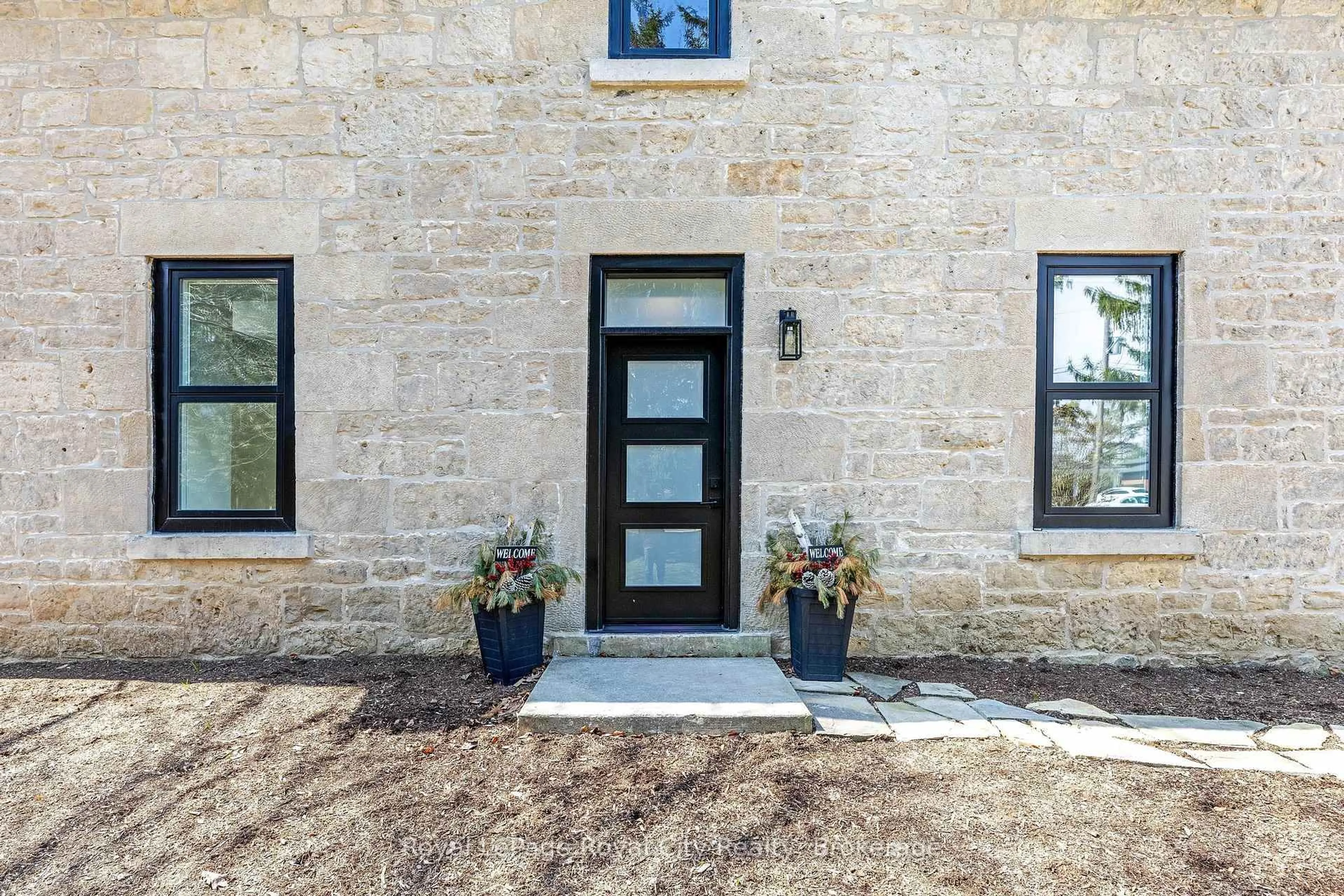 Indoor entryway for 33 Islington Ave, Guelph Ontario N1E 1B2