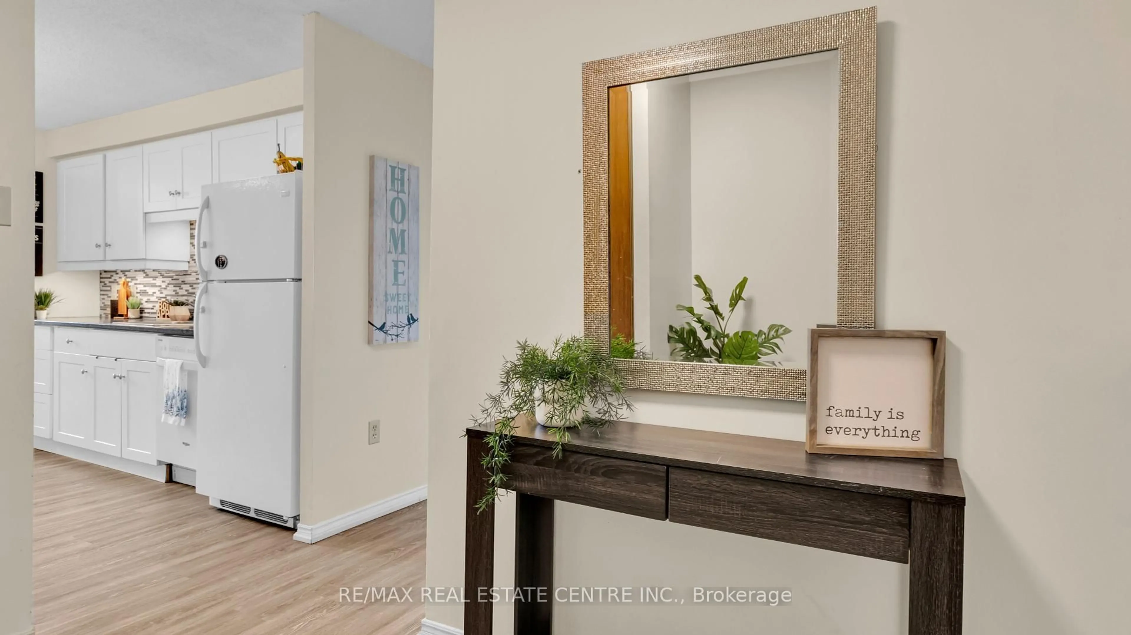 Indoor entryway for 35 Green Valley Dr #1610, Kitchener Ontario N2P 2A5