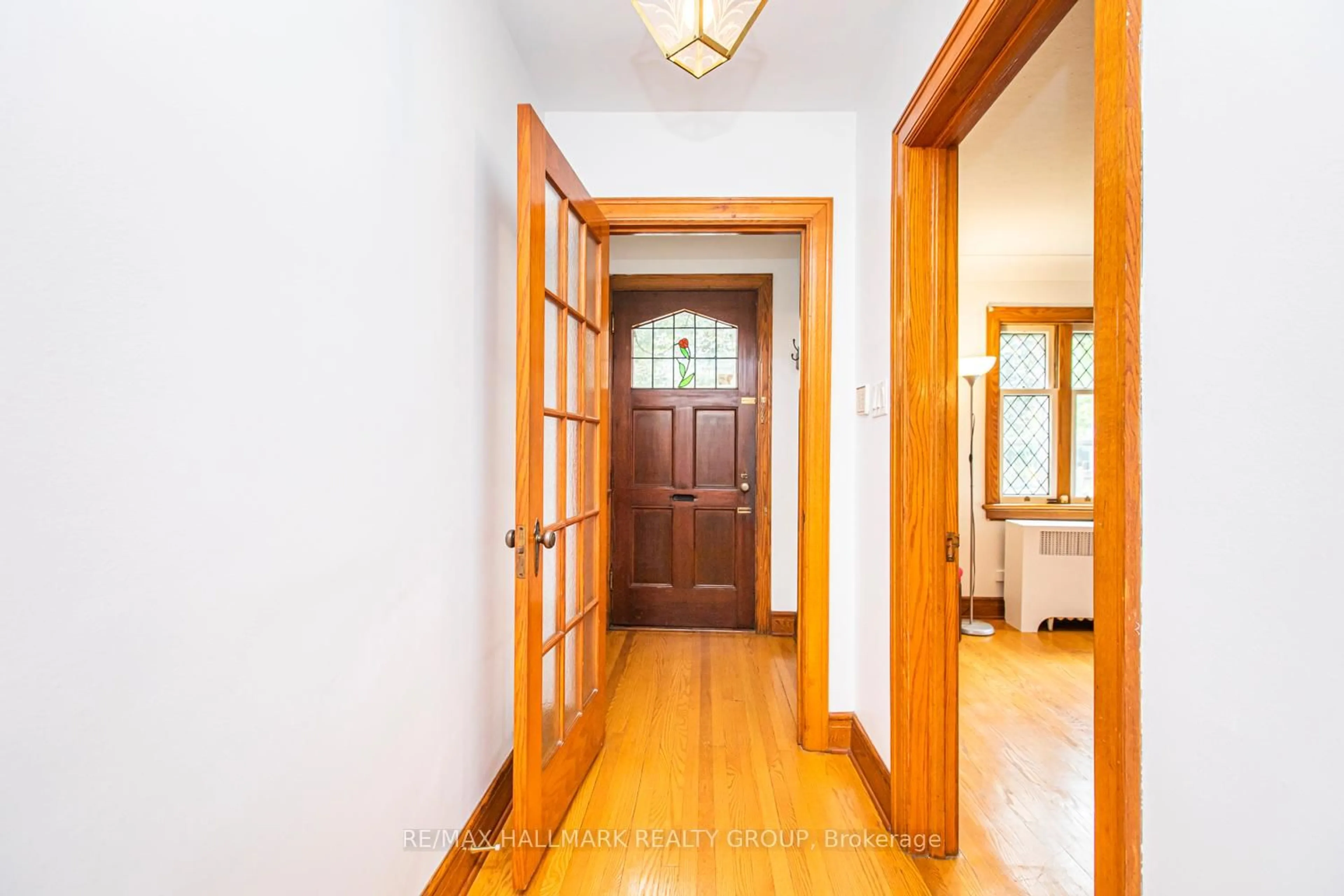 Indoor foyer for 150 Ruskin St, Ottawa Ontario K1Y 4C1
