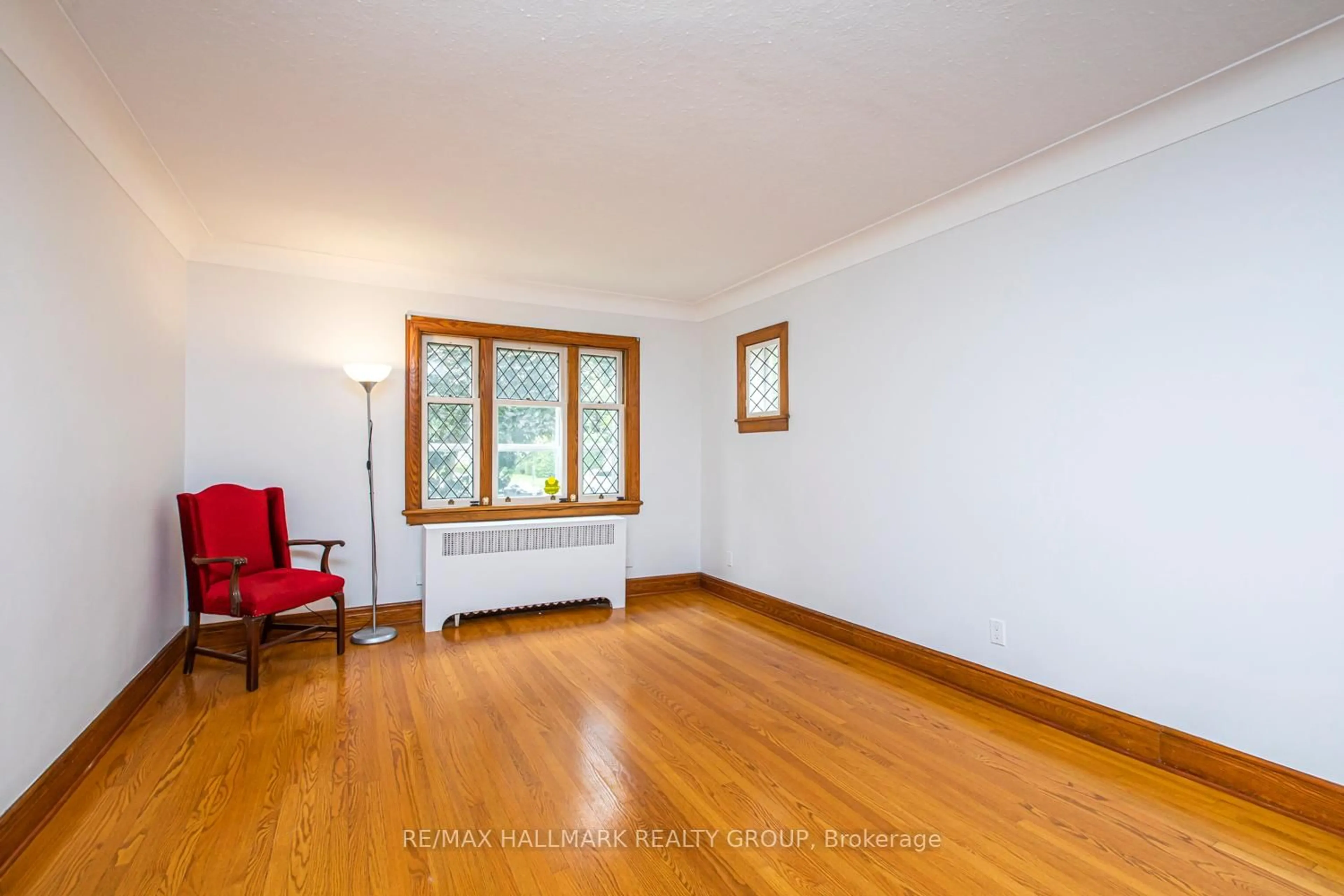 Living room with furniture, wood/laminate floor for 150 Ruskin St, Ottawa Ontario K1Y 4C1