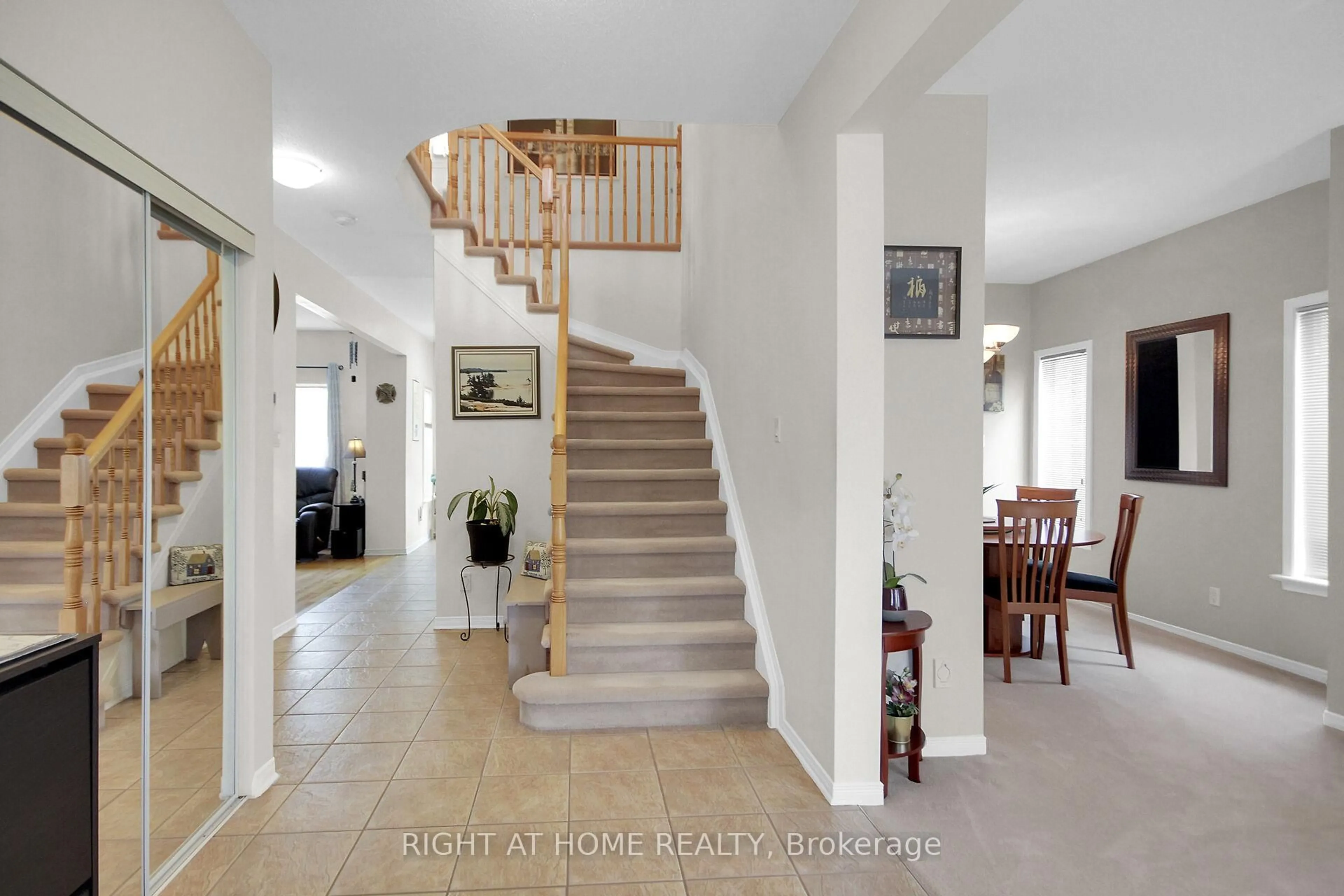 Indoor foyer for 13 Sirocco Cres, Stittsville Ontario K2S 1Z7