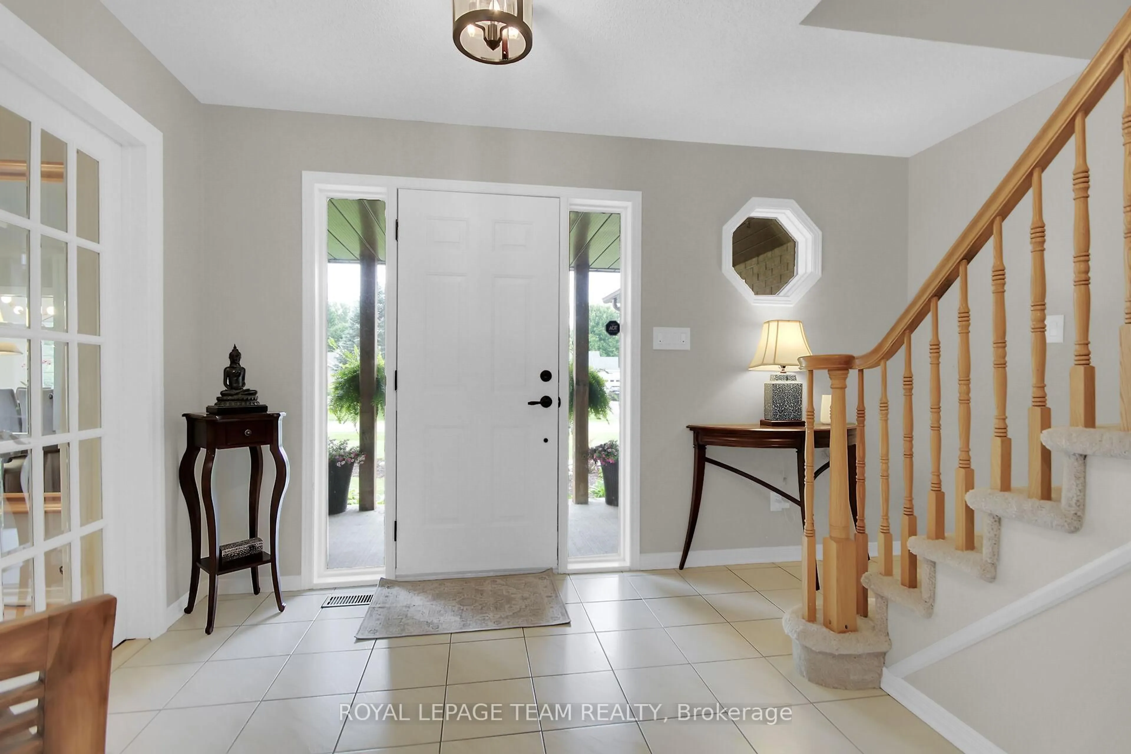 Indoor entryway for 1571 STANLEYFIELD Cres, Greely Ontario K4P 1M7