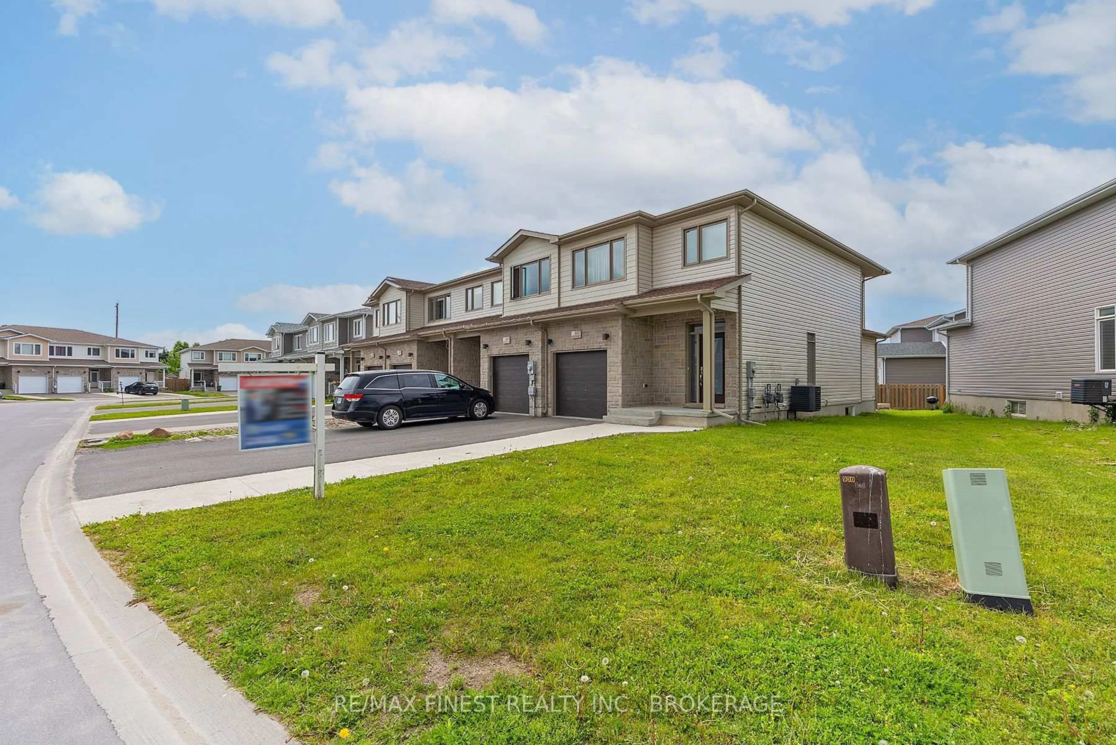 A pic from outside/outdoor area/front of a property/back of a property/a pic from drone, street for 937 Riverview Way, Kingston Ontario K7K 7J8