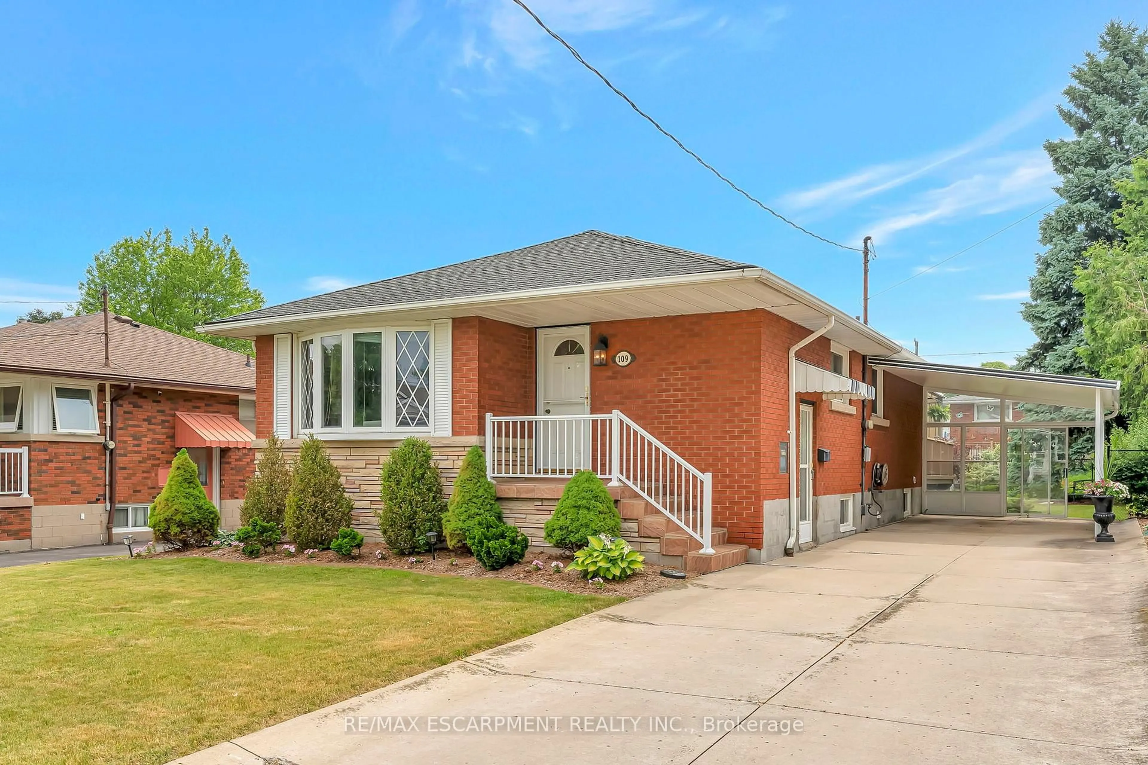 Home with brick exterior material, street for 109 West 23rd St, Hamilton Ontario L9C 4V5