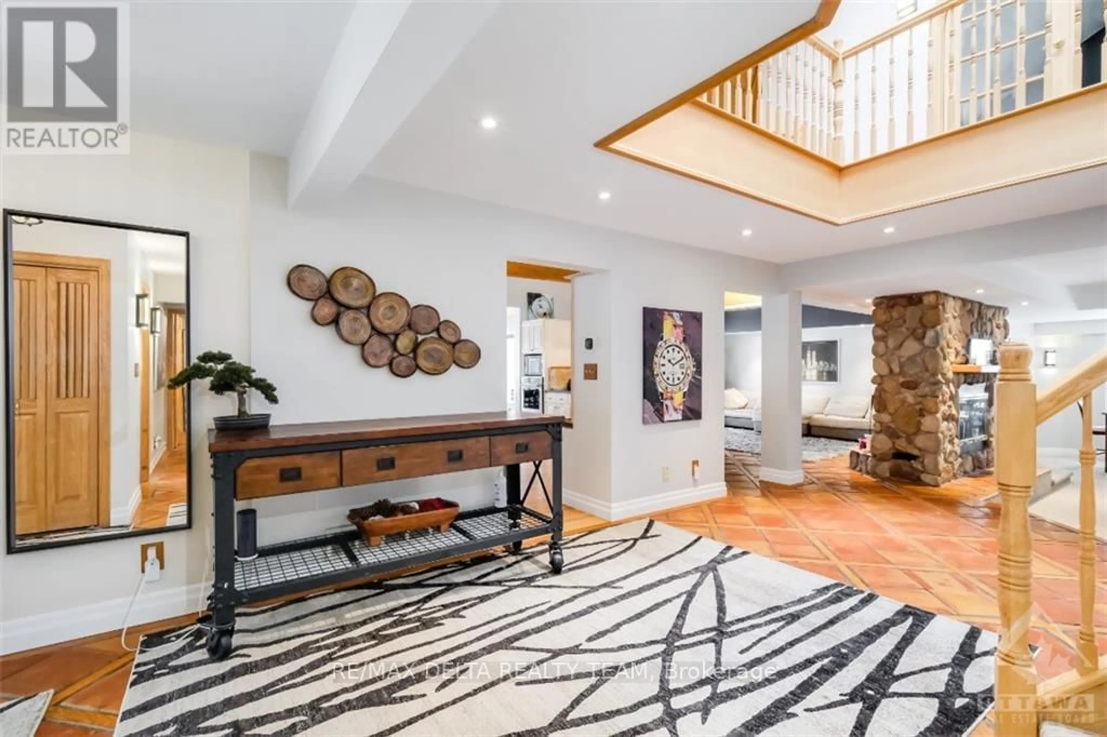 Indoor entryway for 4 ALEUTIAN Rd, Ottawa Ontario K2H 7C8