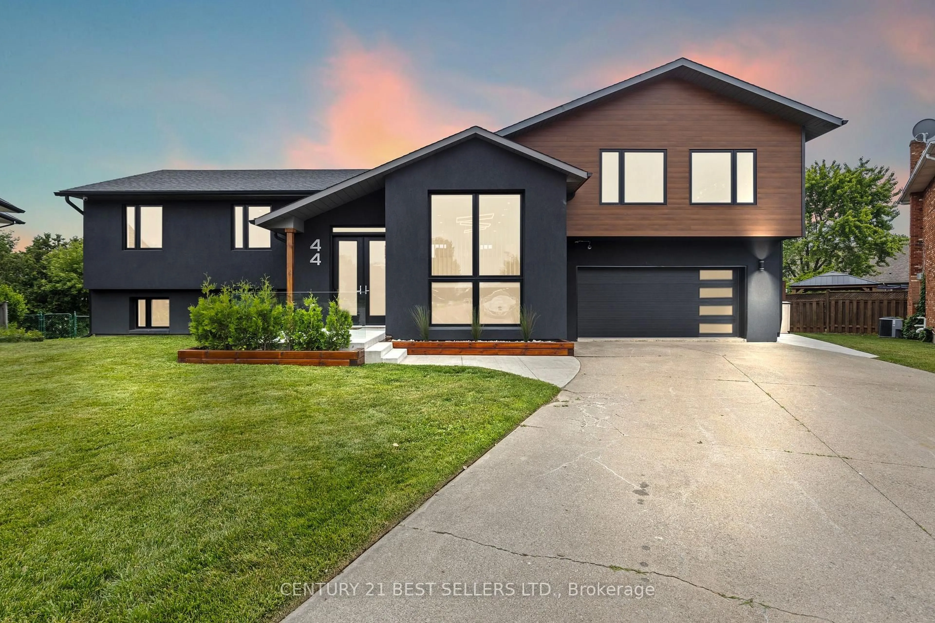 Home with brick exterior material, street for 44 Farewell Cres, West Lincoln Ontario L0R 2A0