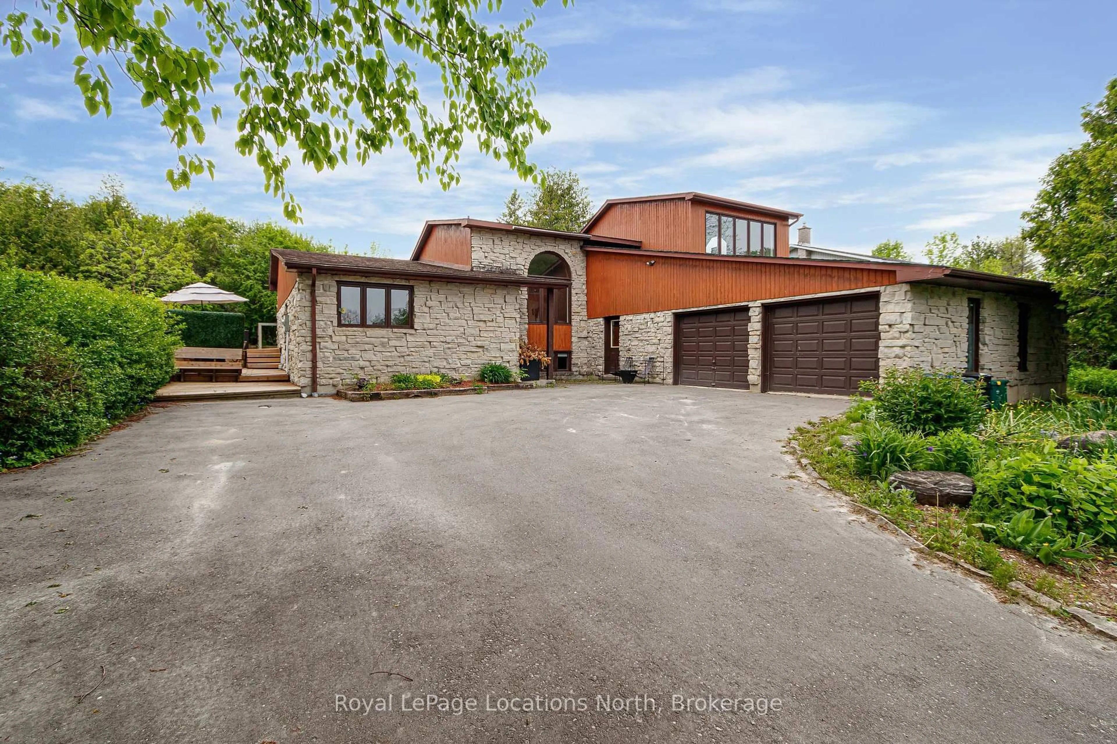 A pic from outside/outdoor area/front of a property/back of a property/a pic from drone, street for 296 Lakeshore Rd, Meaford Ontario N4L 1W5