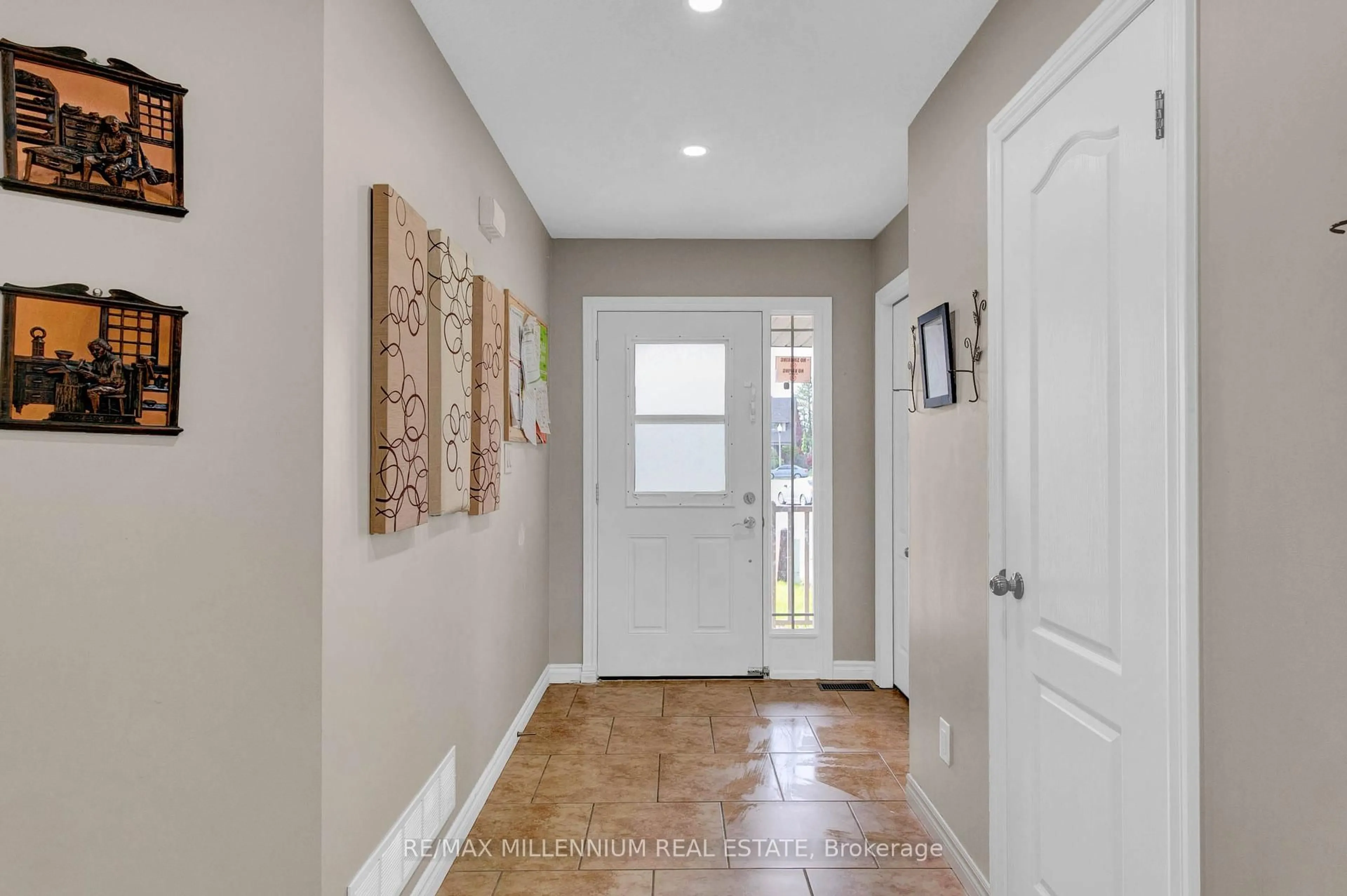 Indoor entryway for 13 Ridgewood Crt, Woodstock Ontario N4T 0E5