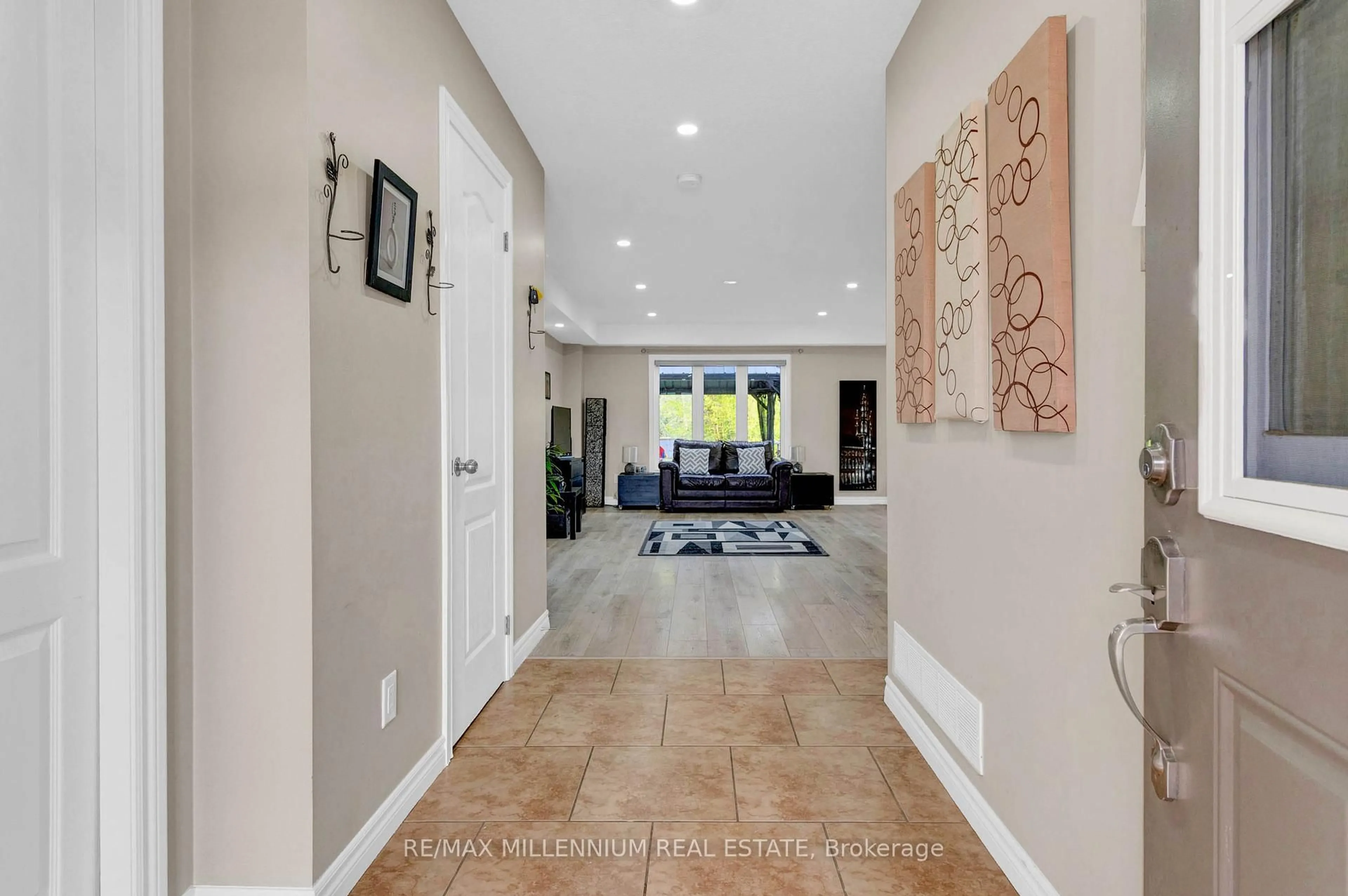 Indoor entryway for 13 Ridgewood Crt, Woodstock Ontario N4T 0E5