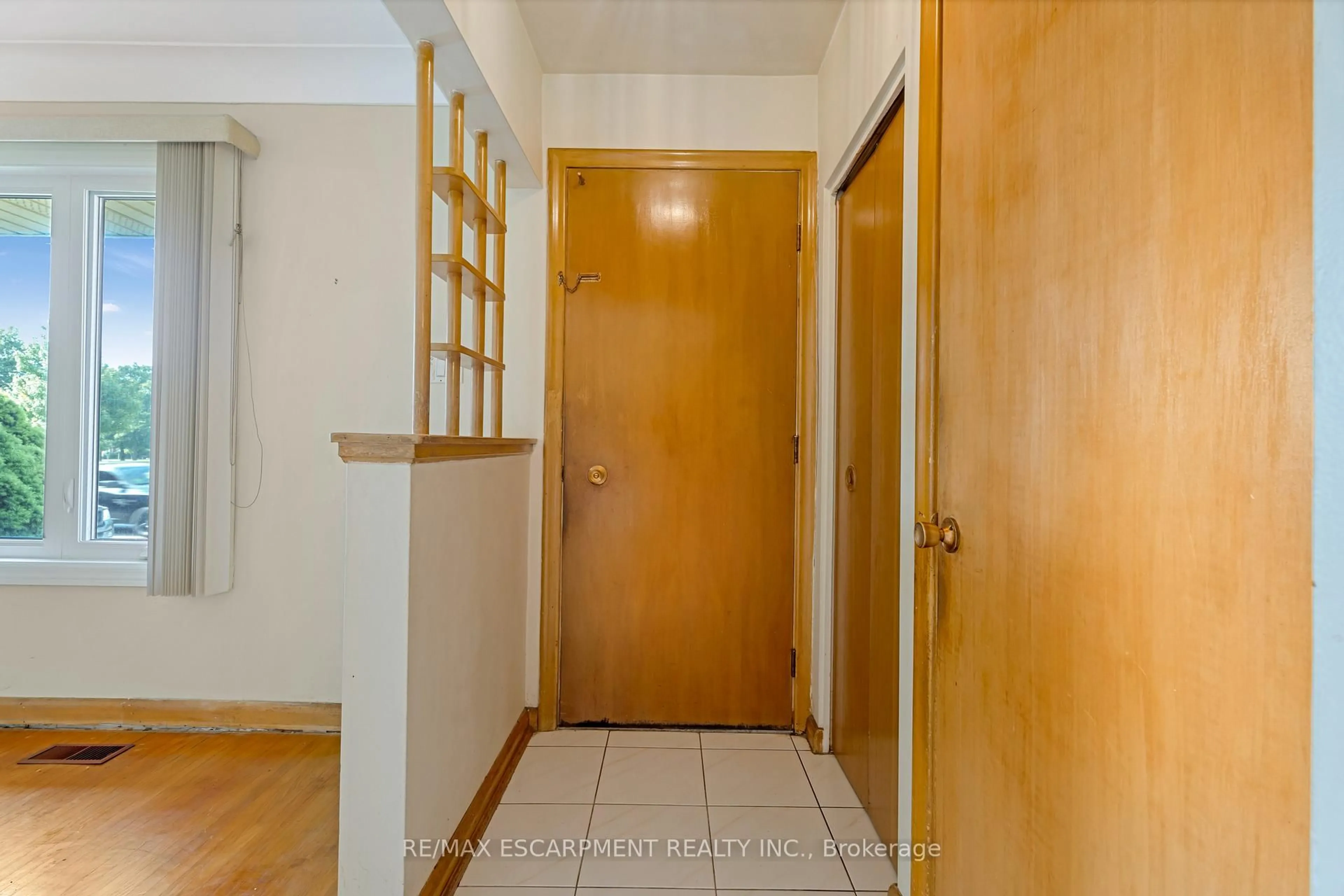 Indoor entryway for 168 Brucedale Ave, Hamilton Ontario L9A 1N7