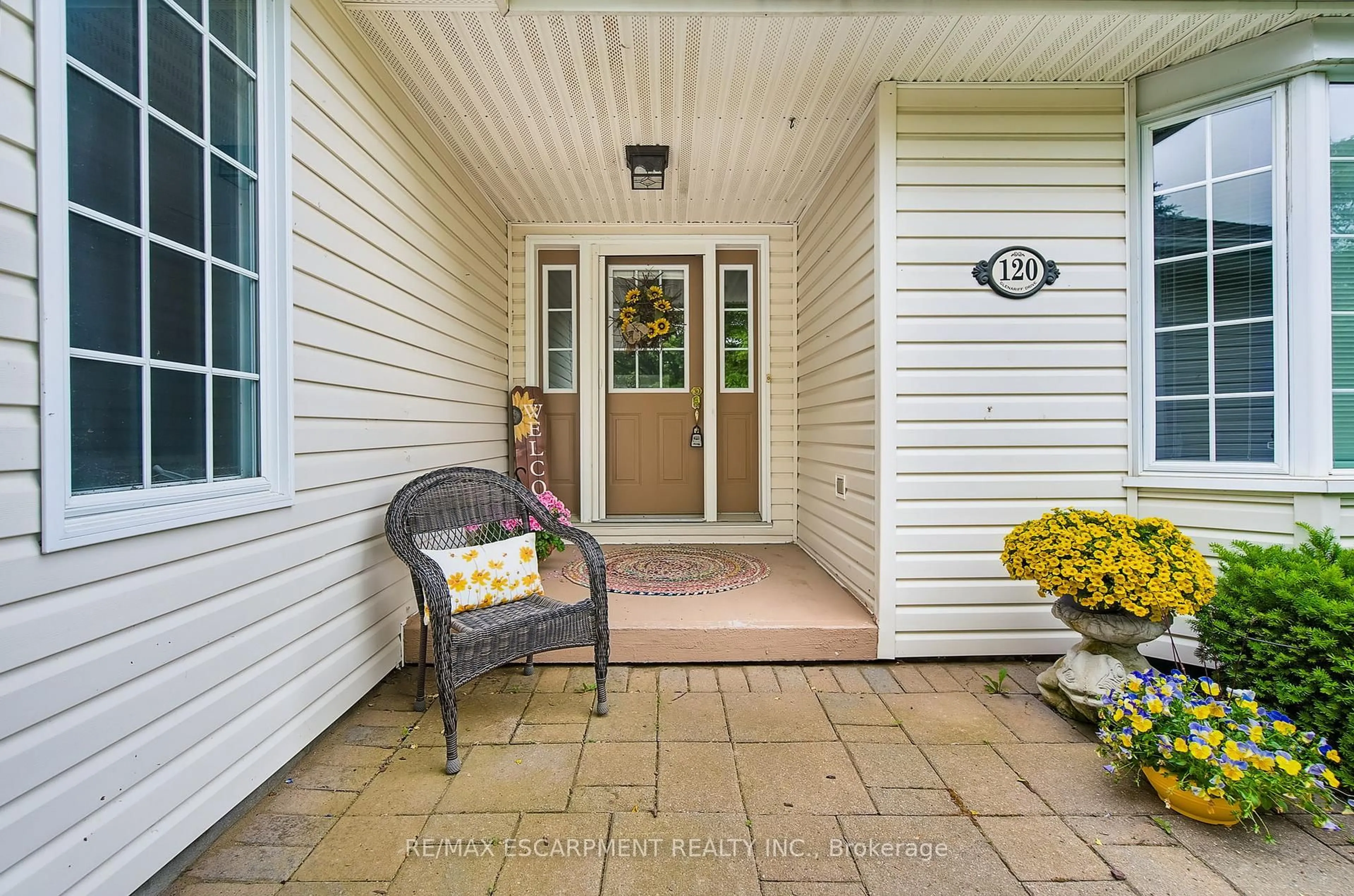 Indoor entryway for 120 Glenariff Dr, Hamilton Ontario L8B 1A5