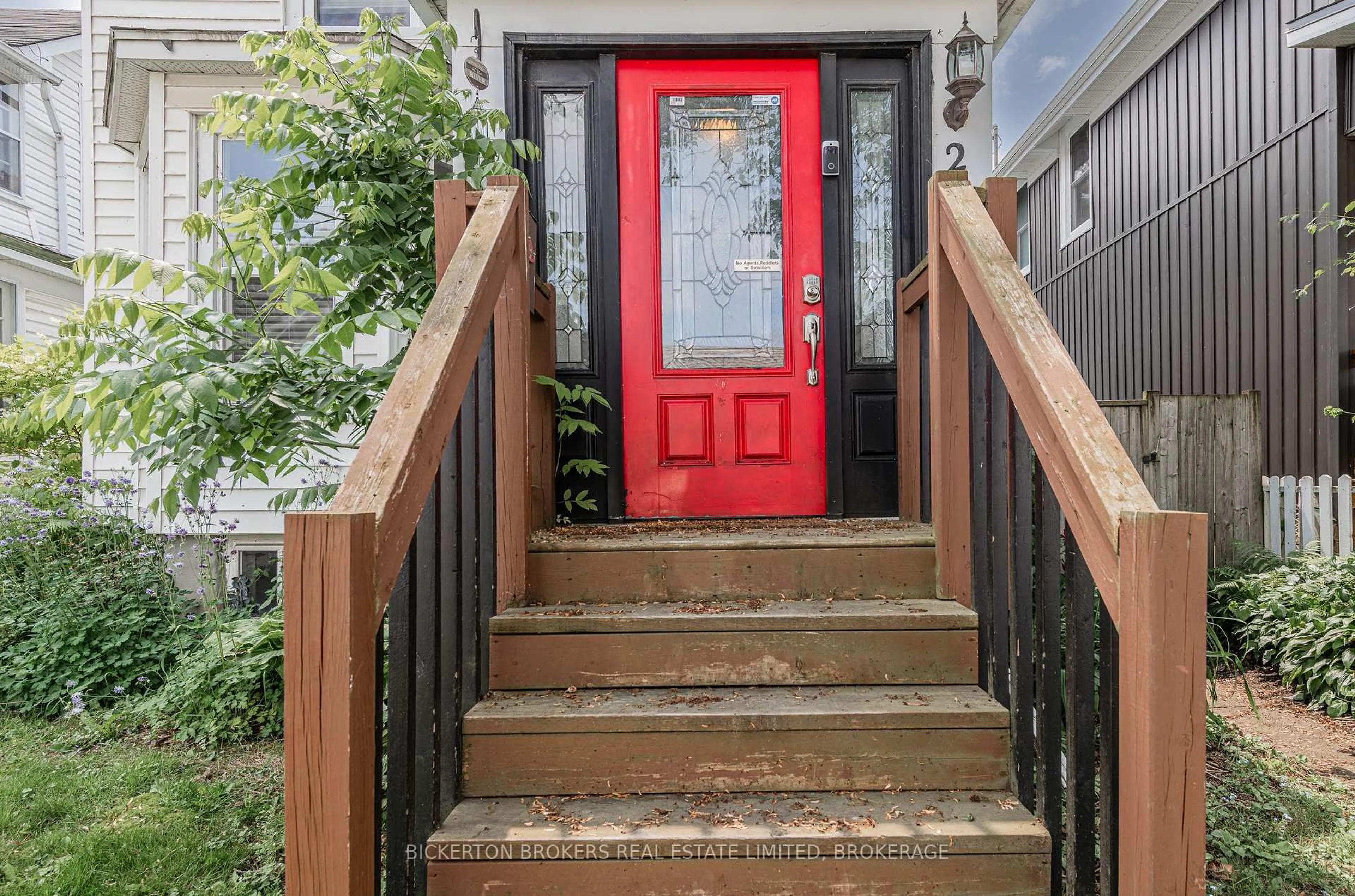 Indoor entryway for 233 North St, Gananoque Ontario K7G 1L9