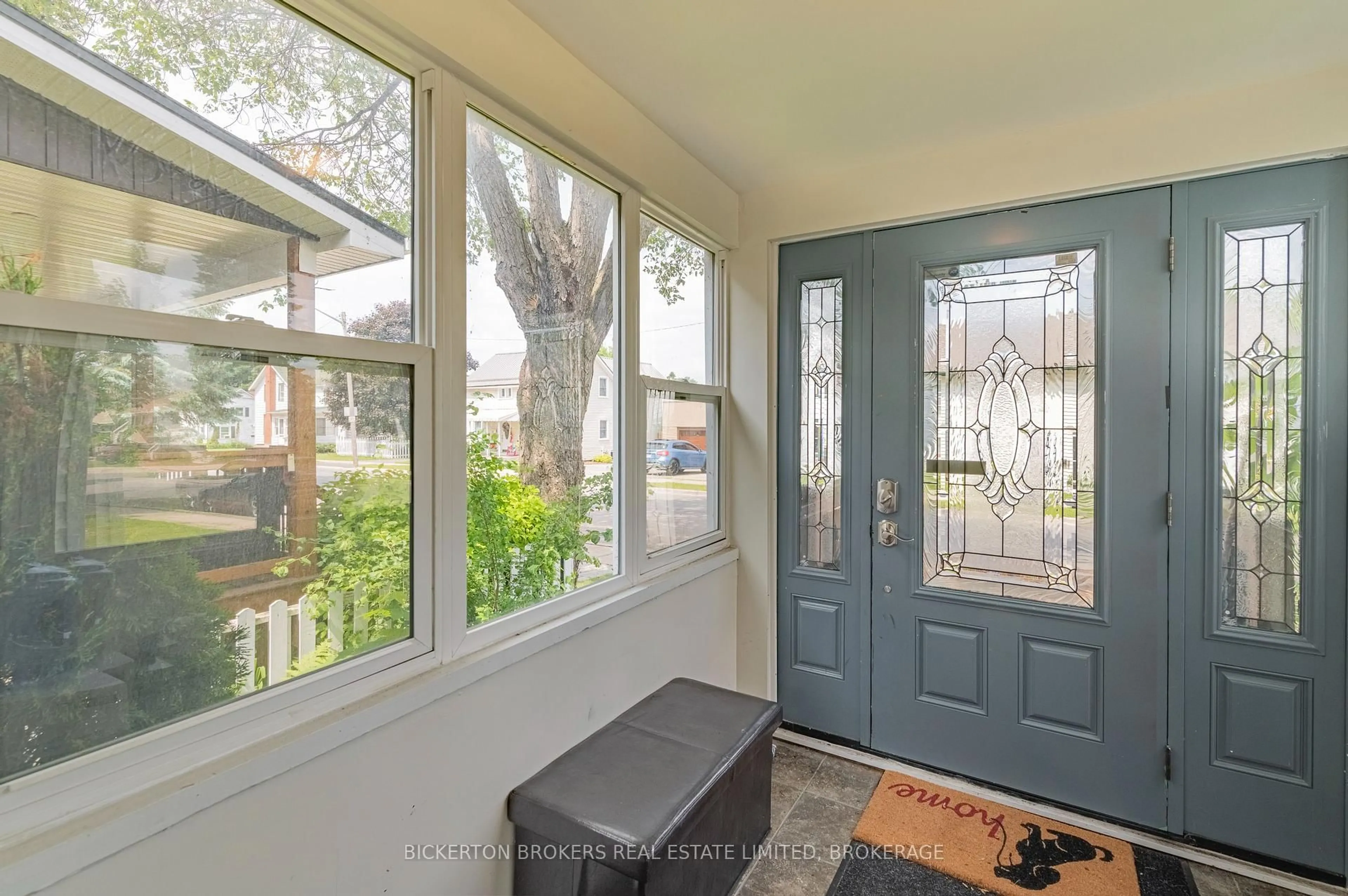 Indoor entryway for 233 North St, Gananoque Ontario K7G 1L9