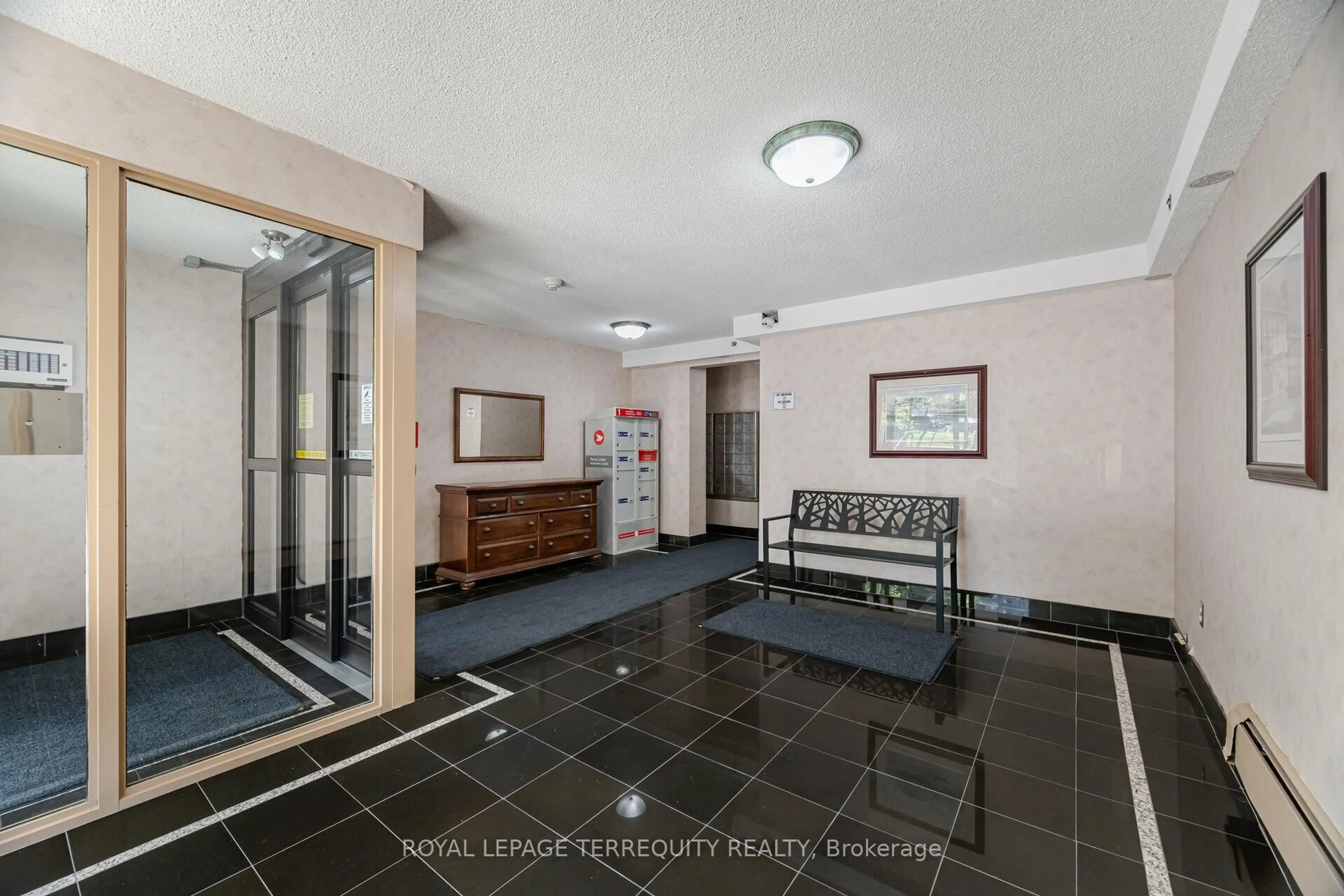 Indoor foyer for 81 Charlton Ave #101, Hamilton Ontario L8N 1Y7