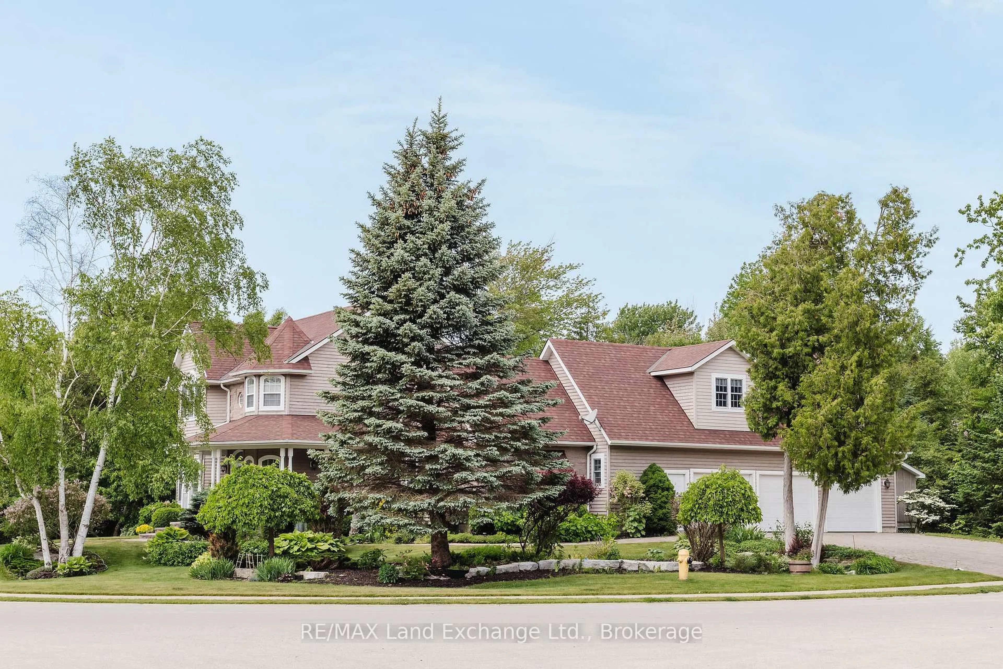 A pic from outside/outdoor area/front of a property/back of a property/a pic from drone, street for 169 Trillium Dr, Saugeen Shores Ontario N0H 2C2