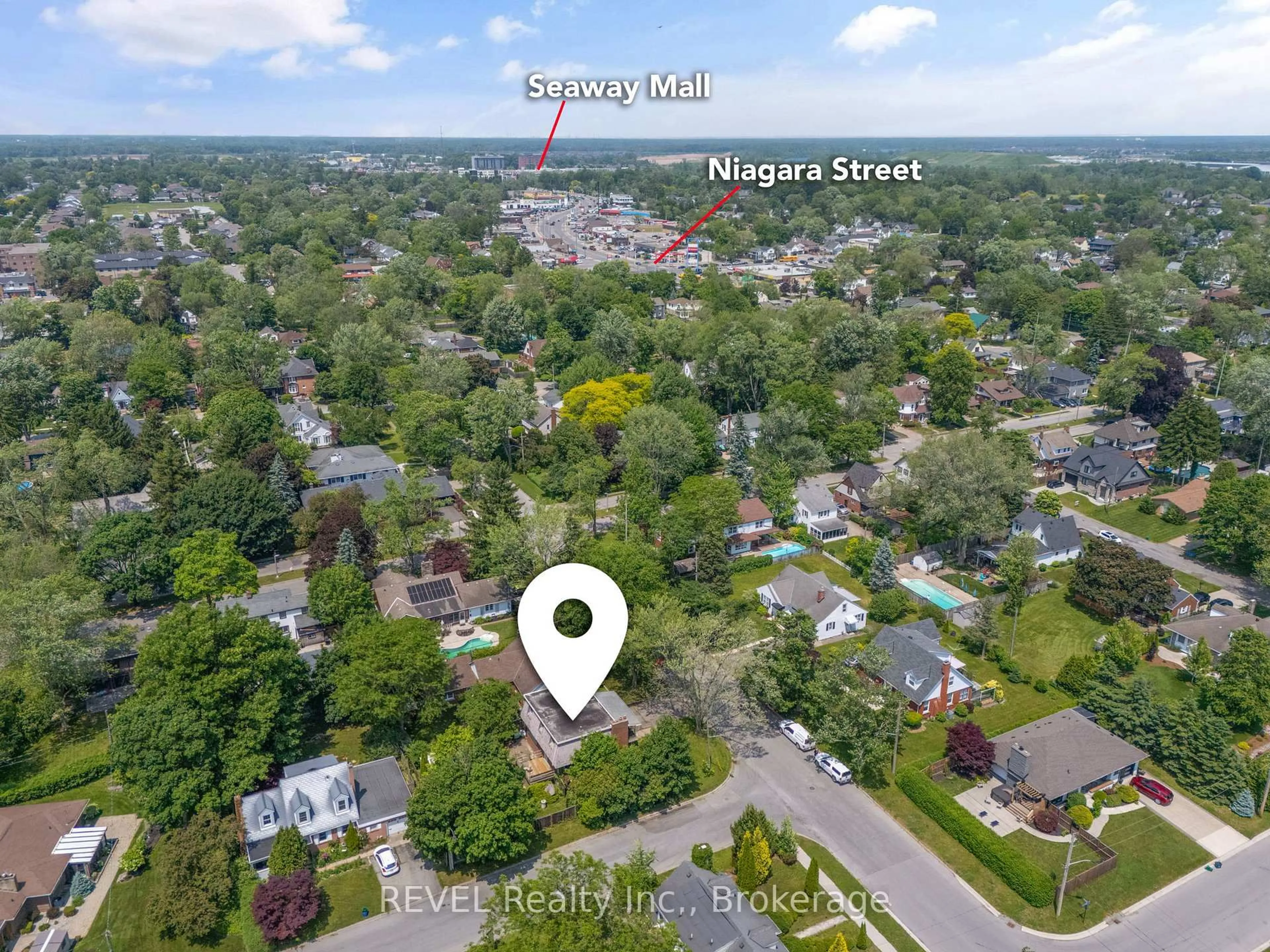 A pic from outside/outdoor area/front of a property/back of a property/a pic from drone, street for 115 Edgar St, Welland Ontario L3C 1S9